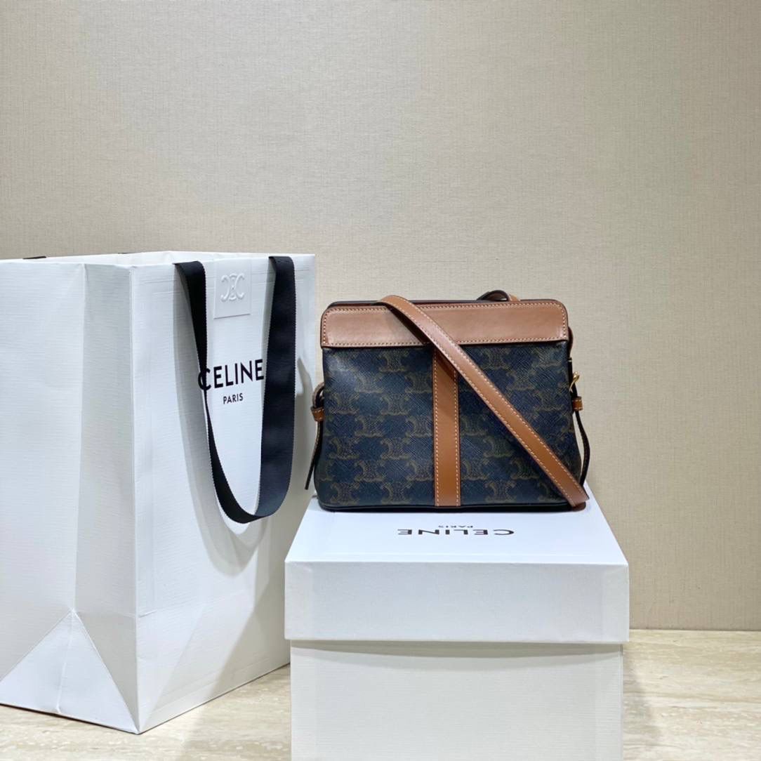 🔥大货实拍图 𝗖𝗘𝗟𝗜𝗡𝗘 ♥ 𝗧𝗘𝗘𝗡 𝗖𝗔𝗕𝗔𝗦 𝗗𝗘 𝗙𝗥𝗔𝗡𝗖𝗘 当季限定款💁‍♀️不会经常撞款的幸运锁包。型号：191992 尺寸：19*16*11cm