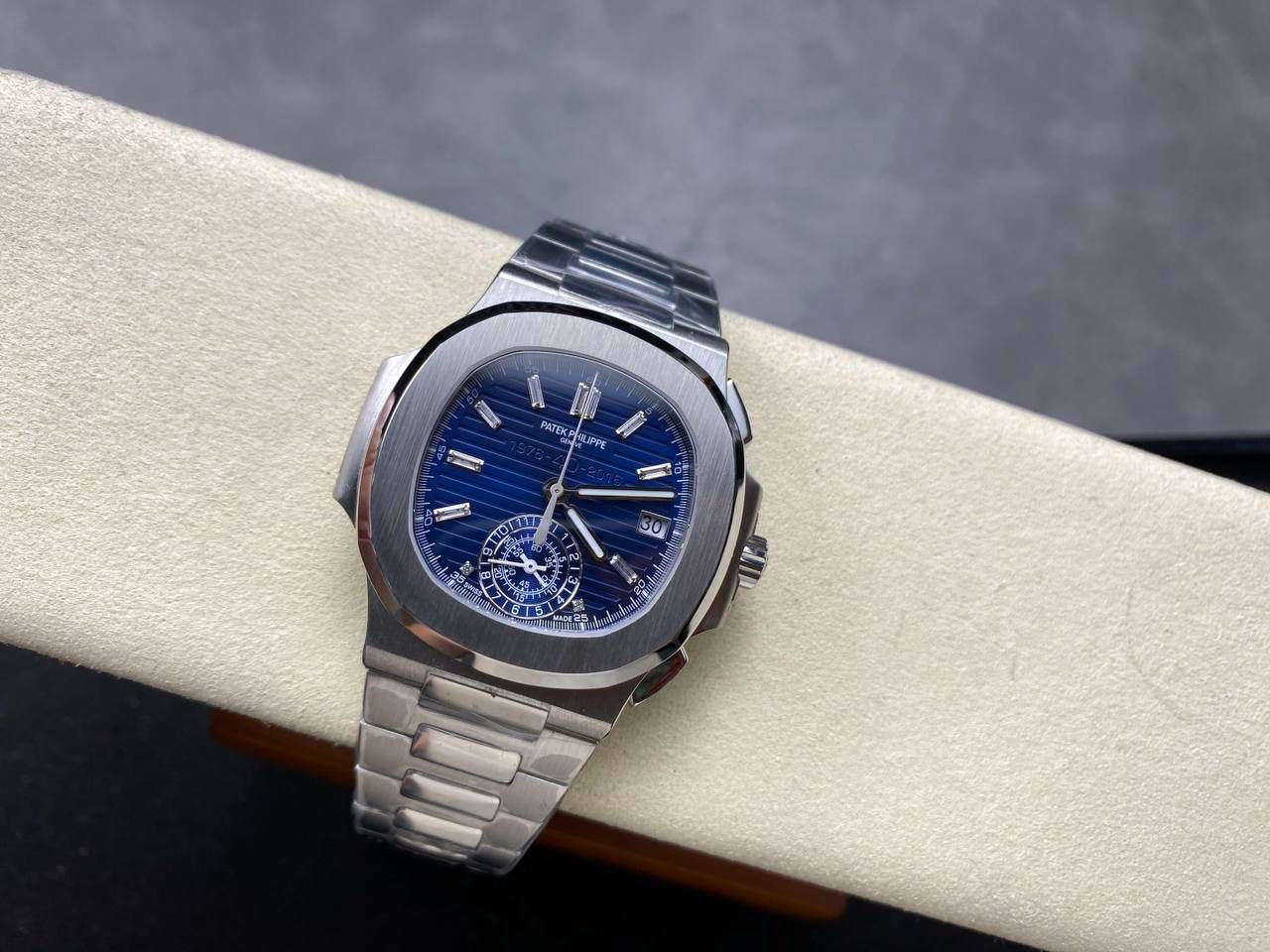 V2版真功能🌐真小秒！3K工厂 百达翡丽鹦鹉螺5980/1A-014多功能计时腕表V2版本，真小秒、真功能！【表壳】腕表尺寸40.5毫米，同正品一致的枕型表壳采用正面拉丝，侧面抛光的两种工艺组合，层次感分明，质感十足。尽显精湛工艺。【表带】采用原装表带一比一量身打造，每节表带的中央抛光部位，都能呈现钻石的形状，尽显高级质感。【机芯】3K厂采用定制版PP.CH28-520机芯，完美还原正品，时分秒，日期，和计时大秒功能。3K匠心之作，欢迎各位表友品鉴🌐
