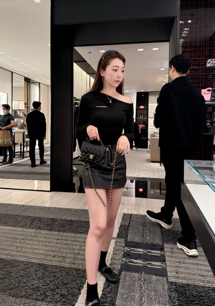 25P橫款 Kelly迷你鑒定版 👜 一包一碼 支持全球鑒定查驗身份證原廠專G GR原廠皮料過關清單資料可査詢 25P橫版MINI凱莉宛如一顆冉冉升起的新星，以其獨特的魅力，迅速捕獲了無數時尚達人的心。經典的黑金配色，是時尚界永恒的寵兒！ 五金：全銅復古金 皮料：GR原廠亮羊皮 尺寸：11.5*22*6cm