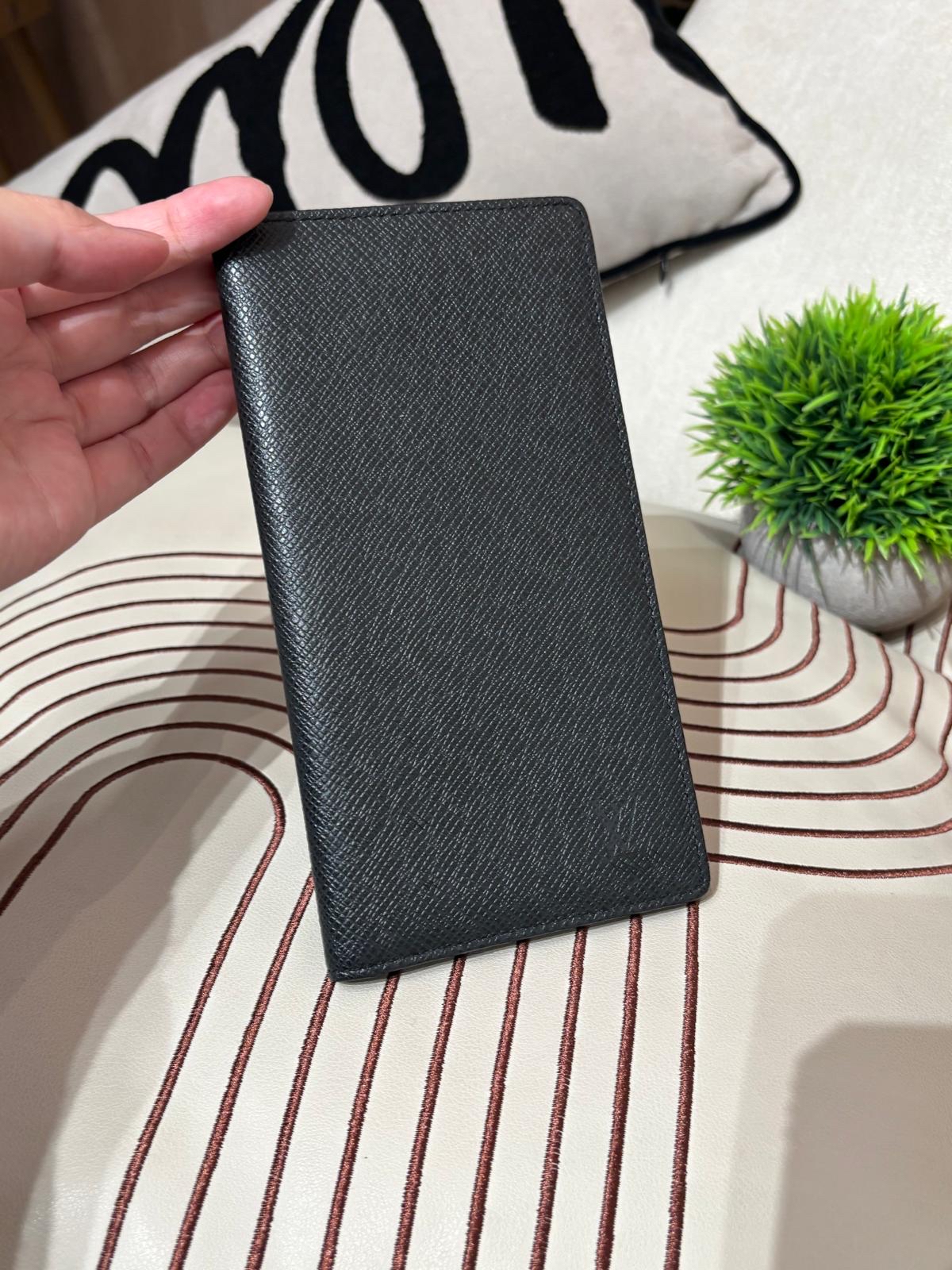 Lv Calfskin Taiga Long Wallet 黑色小牛皮長銀包 100%Authentic, 95%New