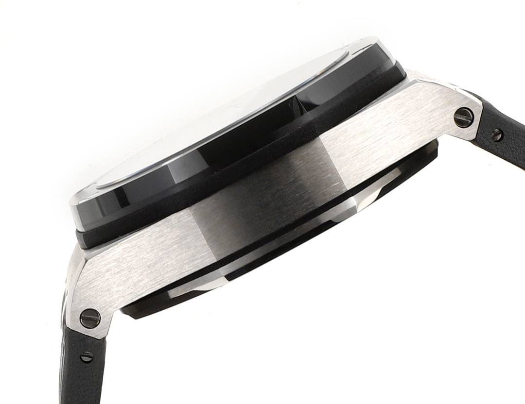 爱彼皇家橡树离岸型横空出世🔥💯引用全新的彩色陶瓷锻造技术，表壳与圈口的选料，不惜重本使用日本进口的氧化锆，无需任何颜料，以超高的压力与超高的温度锻造，形成超高密度的彩色陶瓷，再经过百里挑一，确保每一个成品都与原版毫无色差！CNC级别的打磨，将整一个表壳的边边角角完美处理，即使陶瓷，也做到毫不割手。圈口的拉丝，经过顶级的打磨技术，做到每一丝每一线都毫无断续，每一颗六角螺丝都与表框处在同一平面，拒绝一丝一毫的凸显与凹陷，诠释了何为顶级的复刻工艺！