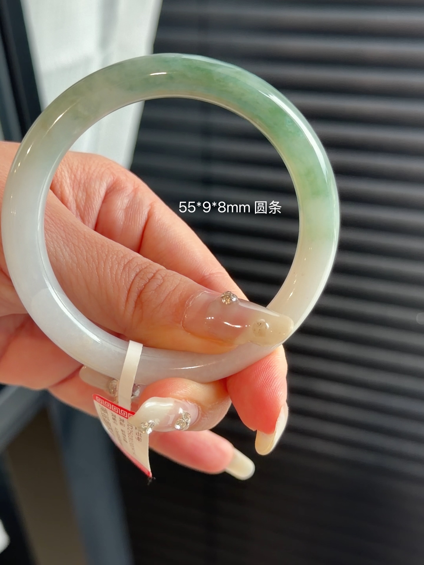 ✨ 马来西亚现货 ✨精品手镯 · 实物更美55圆条 半山水翡翠手镯 💎 尺寸圈口：55mm ｜ 宽度：9mm ｜ 厚度：8mm💰Rm1880.00 (有纹不扣)📄 附权威证书🕊 支持鉴赏期🌍 全球配送喜欢的宝宝欢迎 DM 💌先到先得，不留#马来西亚翡翠 #怡保 #吉隆坡 #新山 #新加坡