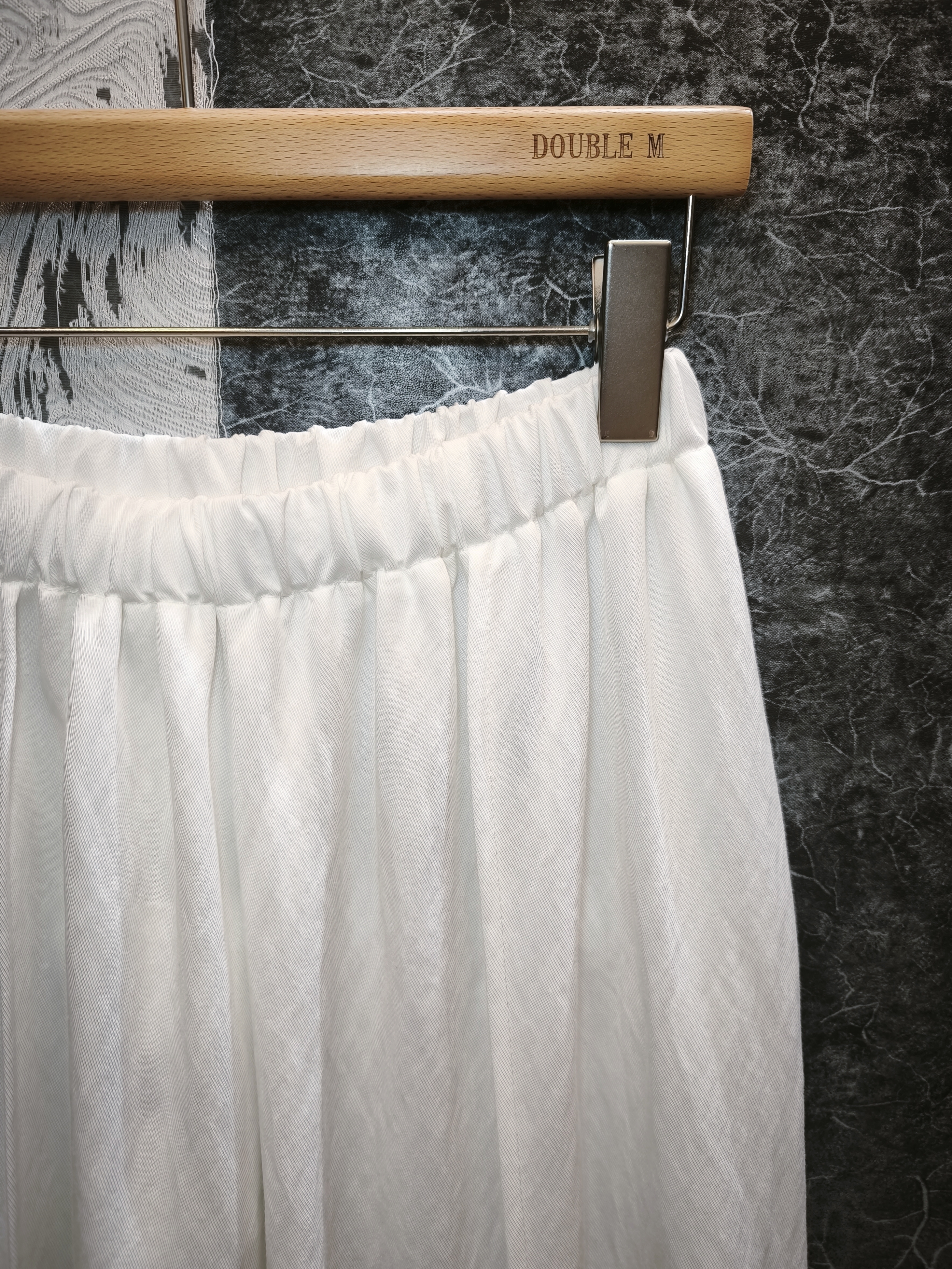 前骨簿料直筒褲