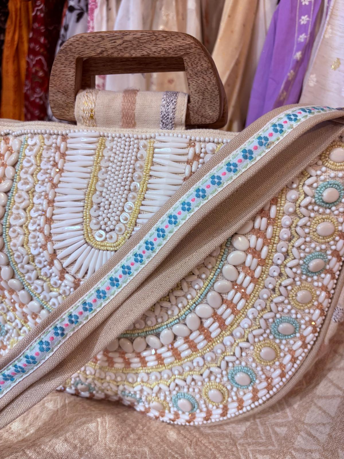 印度製造 - 半月型粉色全珠仔刺繡木手挽袋