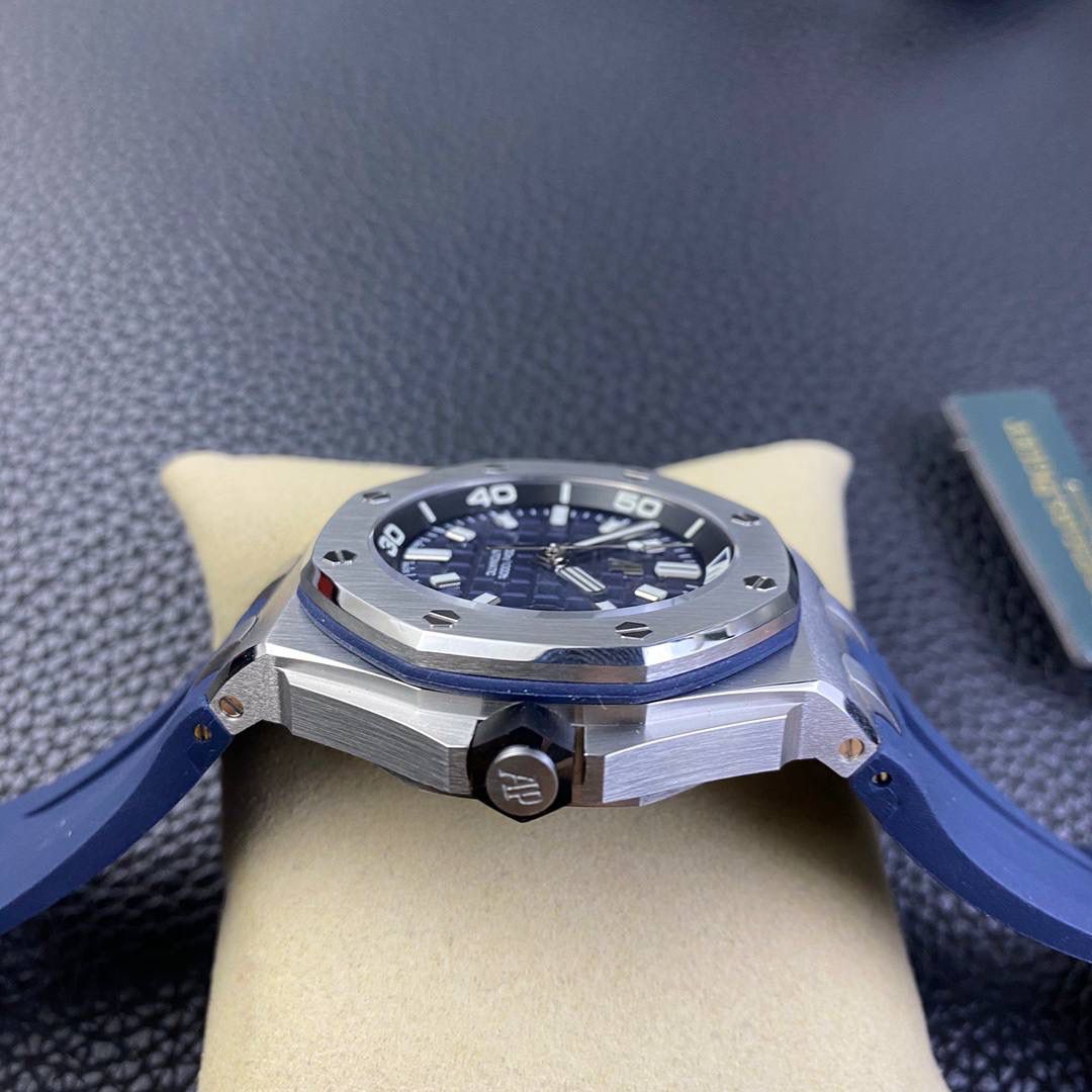 新款亮相 爱彼潜水表——新款爱彼15720！腕表尺寸42mmX14.2！ 1:表壳采用精钢表壳，搭配防眩光处理蓝宝石水晶玻璃表镜和表底，黑色陶瓷旋入式表冠，全部数据材质采用正品扫描对标。 2:机芯采用9015改全新的Calibre 4308自动上链机芯，走时稳定，无售后忧虑 3:独家最强机芯夹板打磨，更加立体。全新特调陀片颜色 4:最人性化的活动头粒缓冲，确保吻合正品 5:表盘镌刻“Méga Tapisserie”超大格纹装饰，搭配荧光立体时标和皇家橡树指针，黑色旋转内表圈搭配米色0至15分钟区域 6:采用进口夜光填充，最持久的夜光和最齐的内应刻度 7:原装一致倍数放大镜日历窗口，超强通透性 8:表带采用最新款开模的进口橡胶带，无论纹路颗粒还是质量全部吻合正品，质感更高级。 功能走时精准稳定！