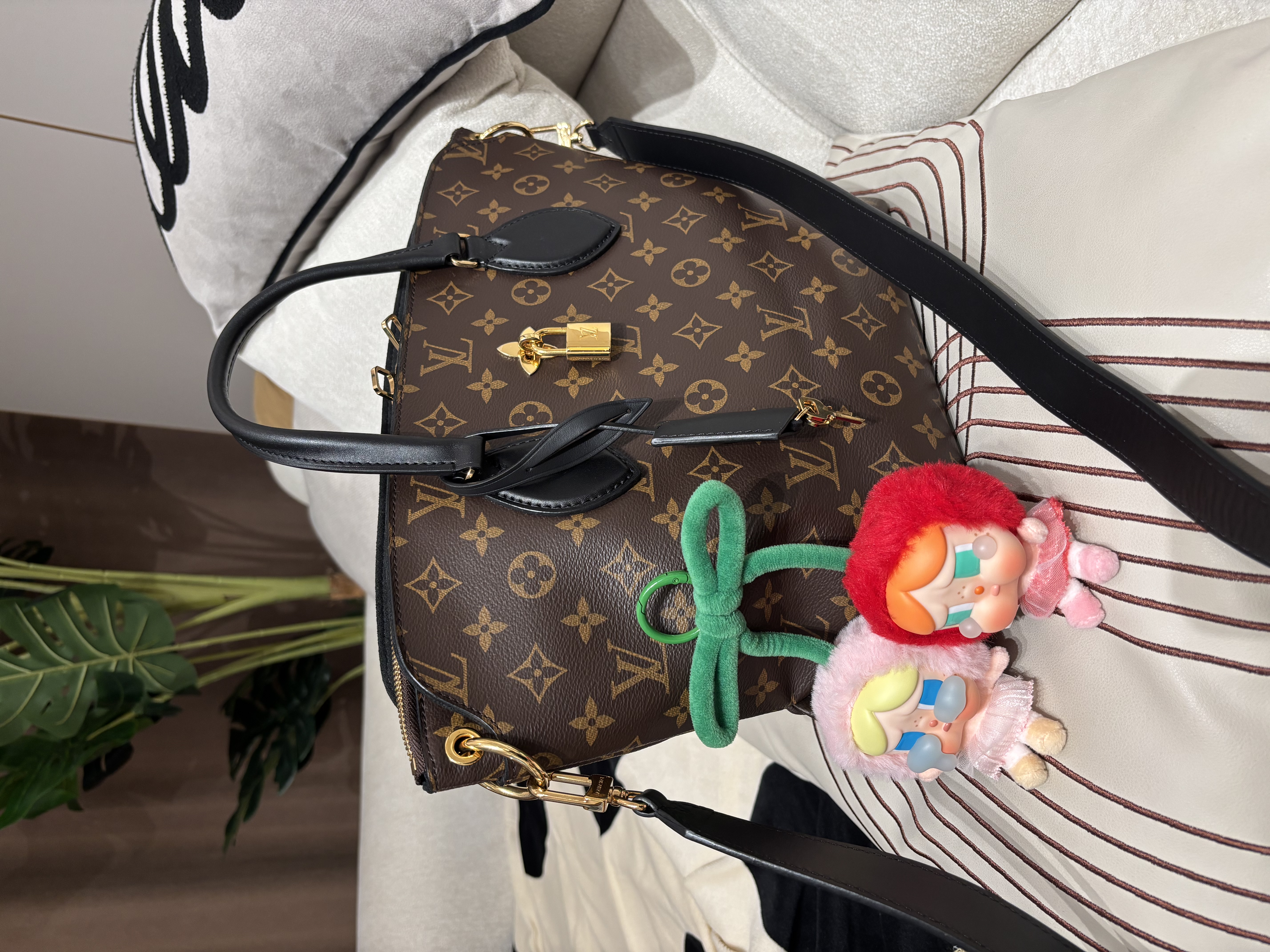 Lv flowers zipped tote bag pm 100%Authentic, 98%new ✅Key Lock ✅Dust bag