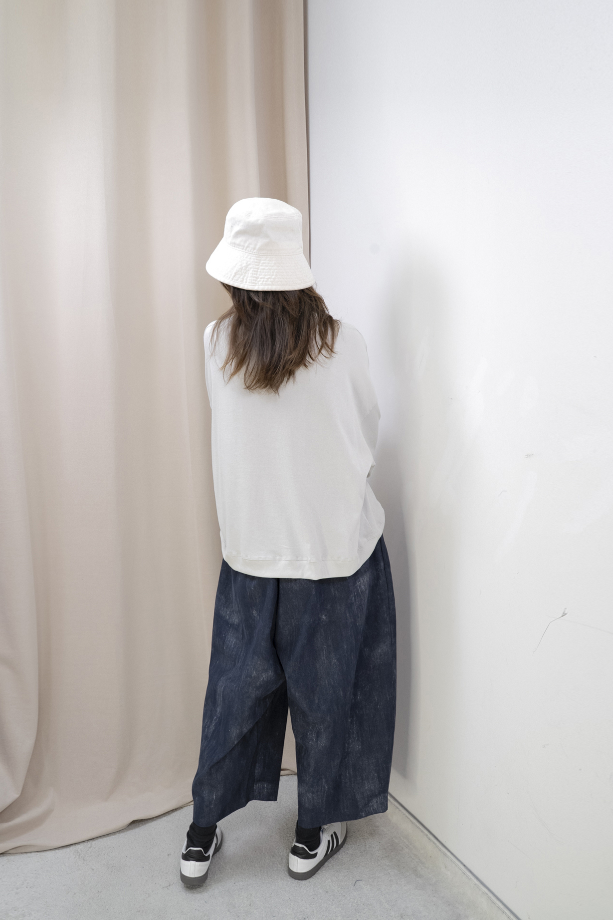 輕軟薄倒三角造型明線上衣（米灰色）