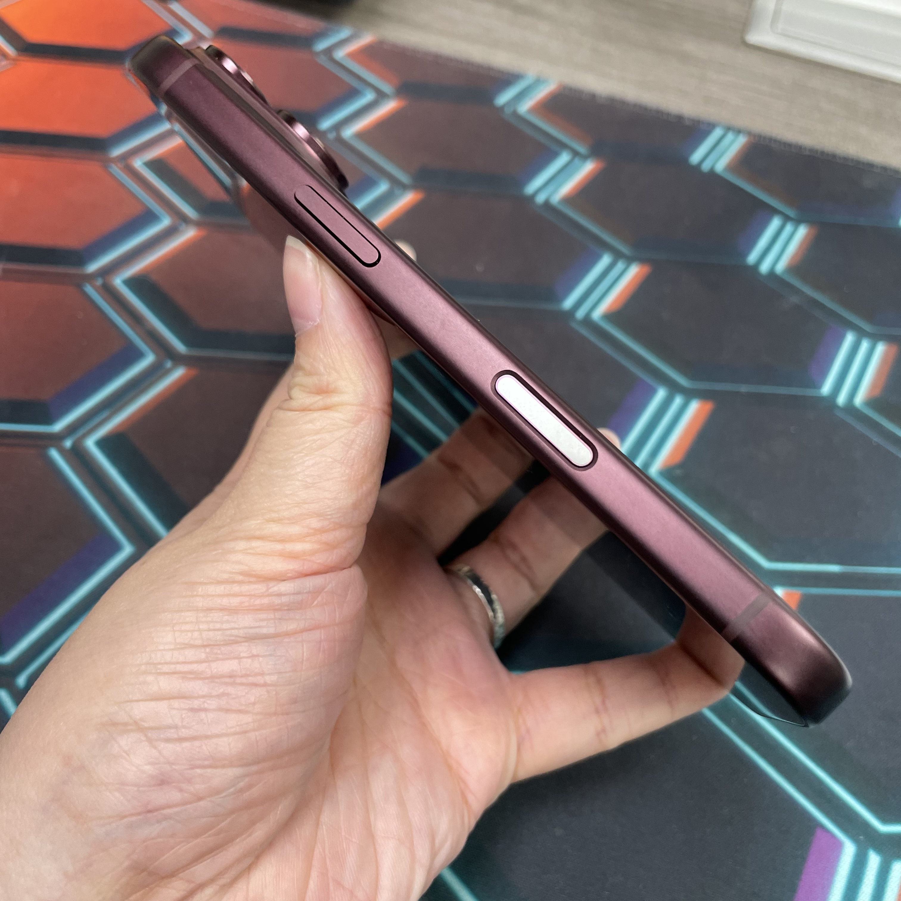 *8423 18 Pro 未使用品 256GB 電100 酒紅色 red
