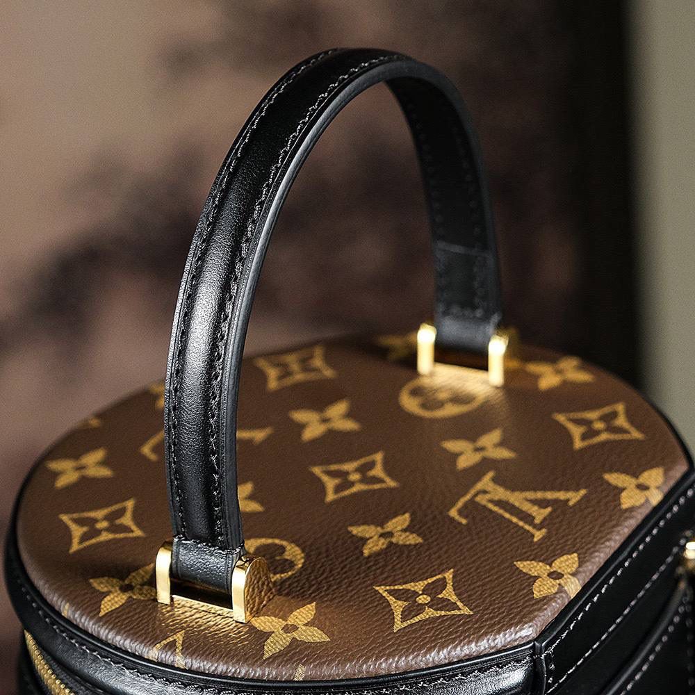 LV Vanity 手袋 👜✨ 📏 小号尺寸：15 × 17 × 15 cm 这款灵感来自经典 LV Cannes 化妆箱～ 半硬质包型，复古又高级 ✨ Monogram + Monogram Reverse 帆布拼接，很有 LV 味道 💕 设计优雅耐看，经典不过时～ 配有顶部手柄和可拆皮革肩带， 可以手提、肩背或斜挎，多种背法很方便 🥰