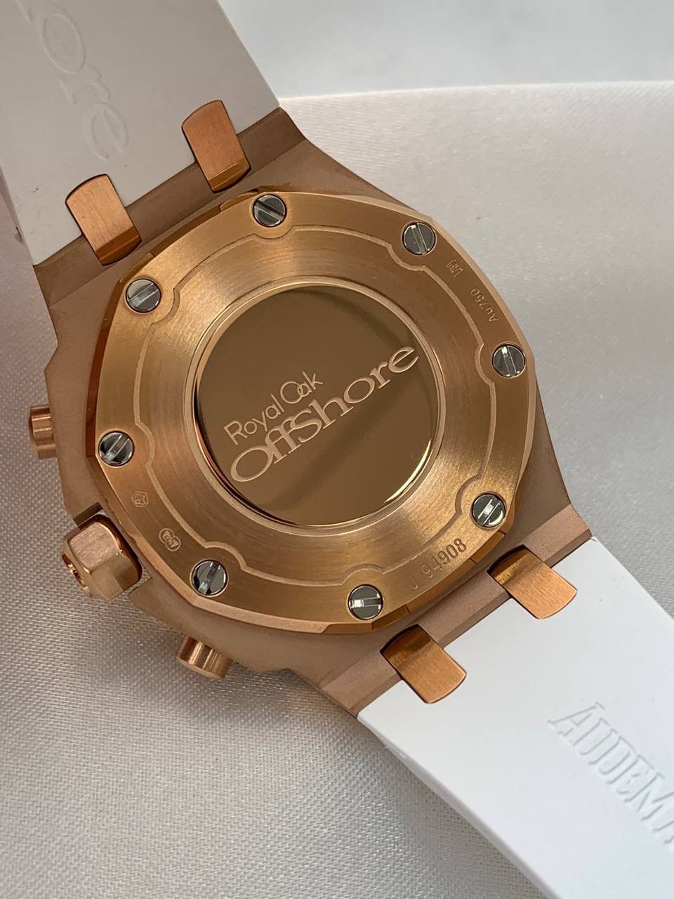 爱彼女款、小红书爆款，喜欢大表盘的女生、必备款，表盘37MM、蓝宝石防刮花玻璃，316精钢表壳、纯手工镶嵌32颗莫桑钻、搭配瑞士多功能石英机芯精准走时，表带采用进口橡胶工艺，佩戴舒适不过敏、折叠扣设计，佩戴便捷，数量有限，先到先得，多种色系，穿搭任选！