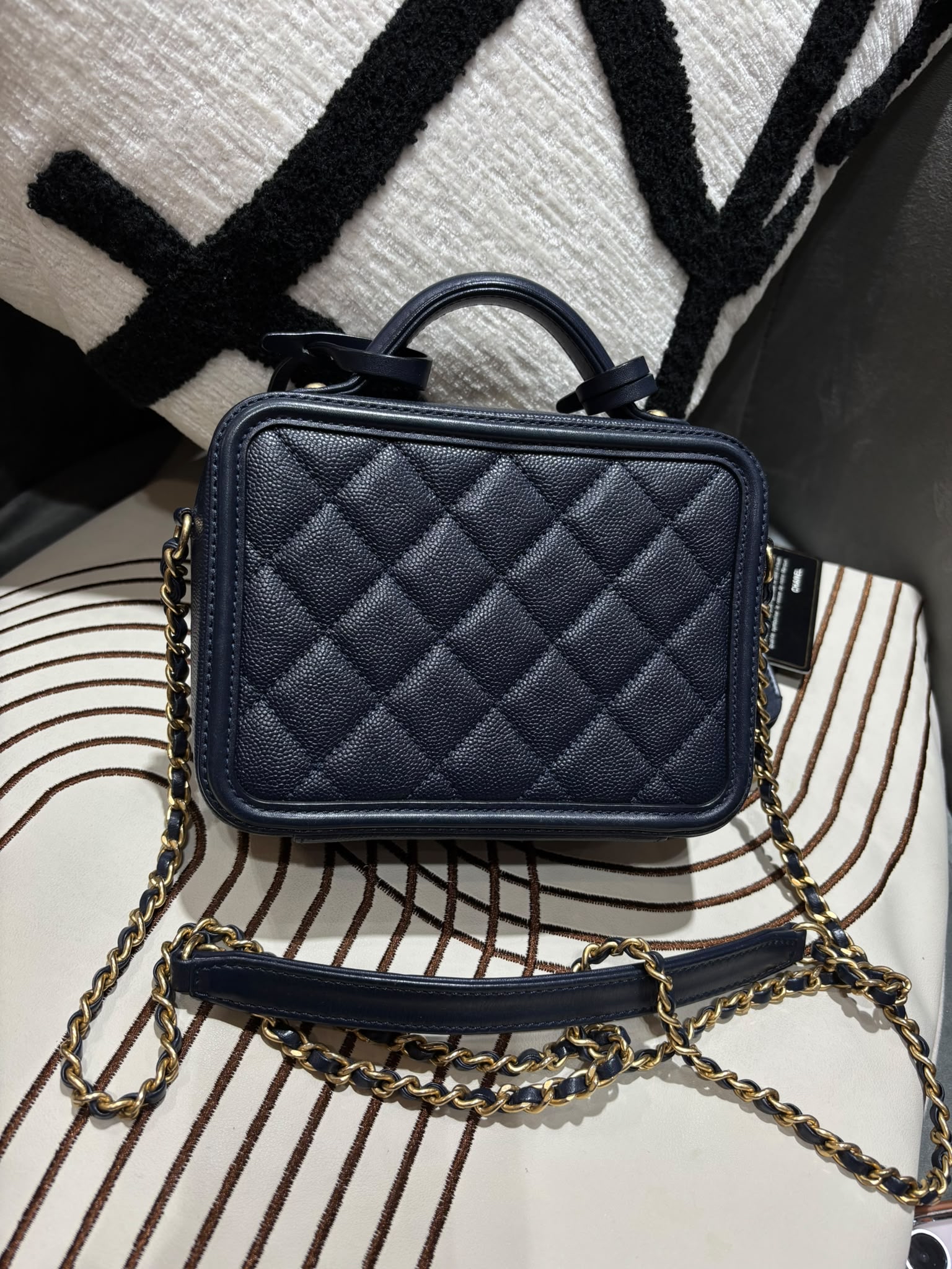 Chanel CC filigree Vanity Small 17cm 深藍色荔枝牛皮金鏈，100%Authentic, 98%New ✅25Card ✅Key lock✅Dust bag✅Box