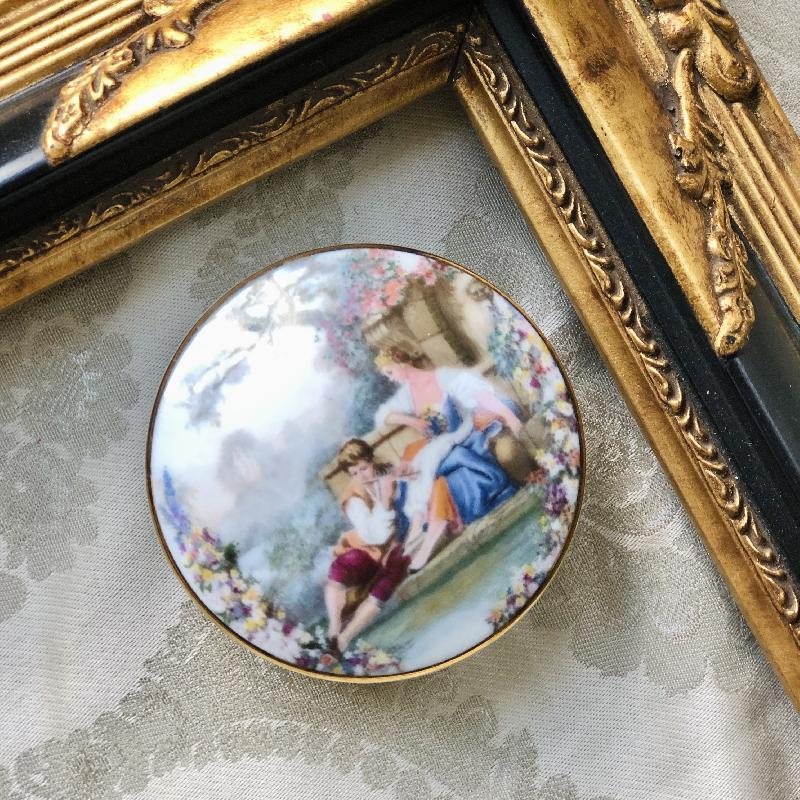 Vintage Romantic Courting Couple Scenic Small Porcelain Trinket Box (MT1915)