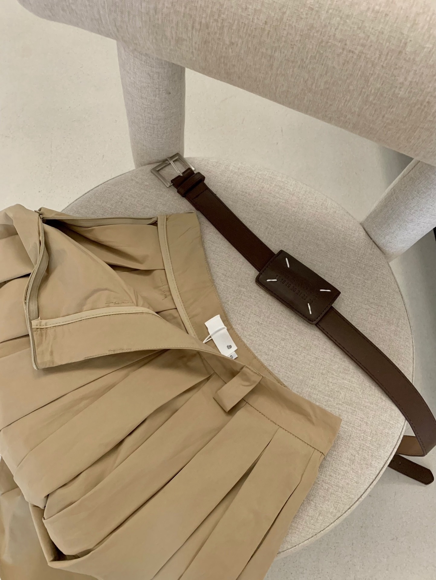 Victoria Tank Top + A-line Pleated Maxi Skirt 极简风圆领背心+百褶大摆半身裙两件套(附送腰带) (3 Colours)