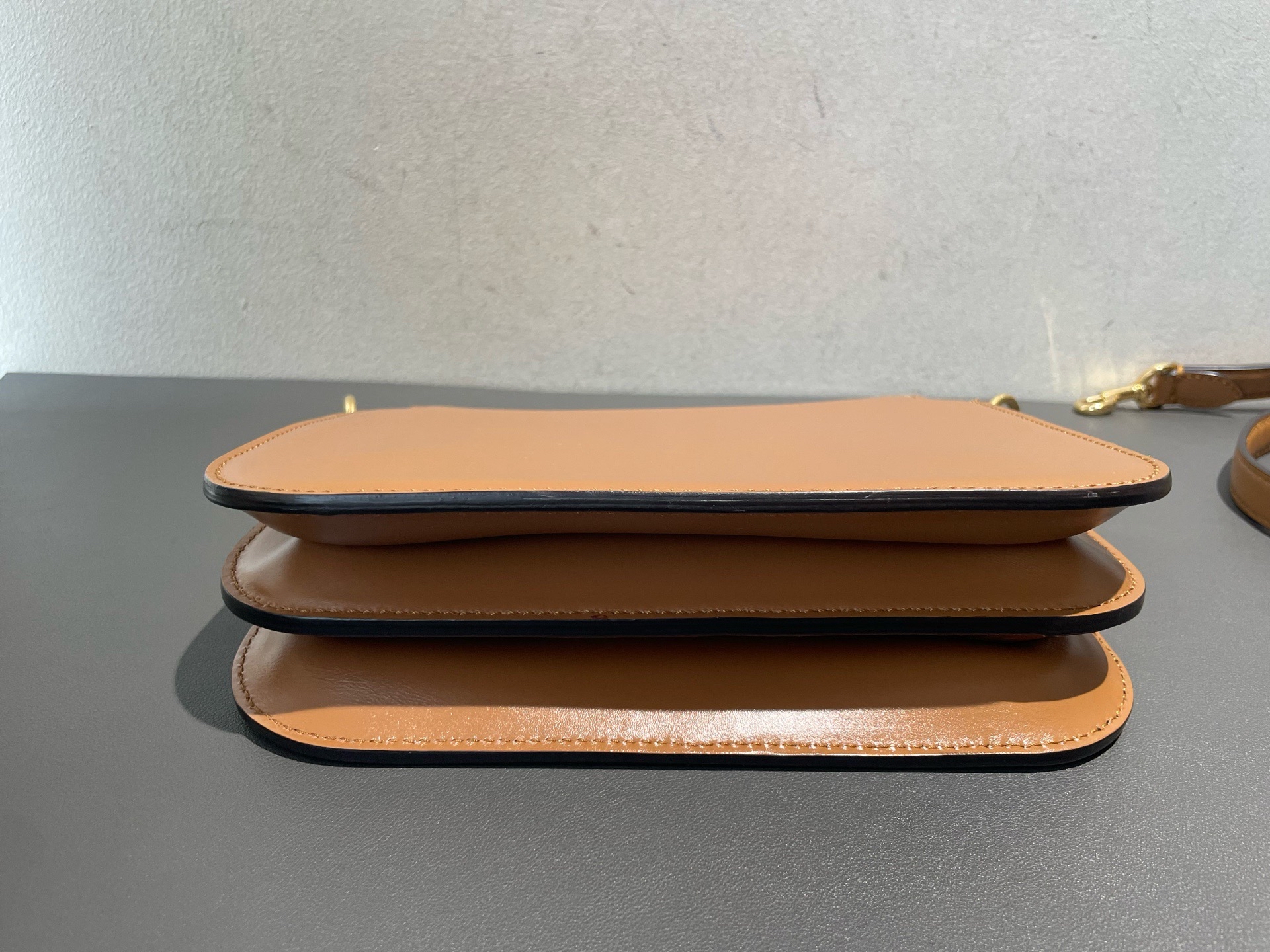 【預訂貨品】FENDI焦糖色金扣風琴包