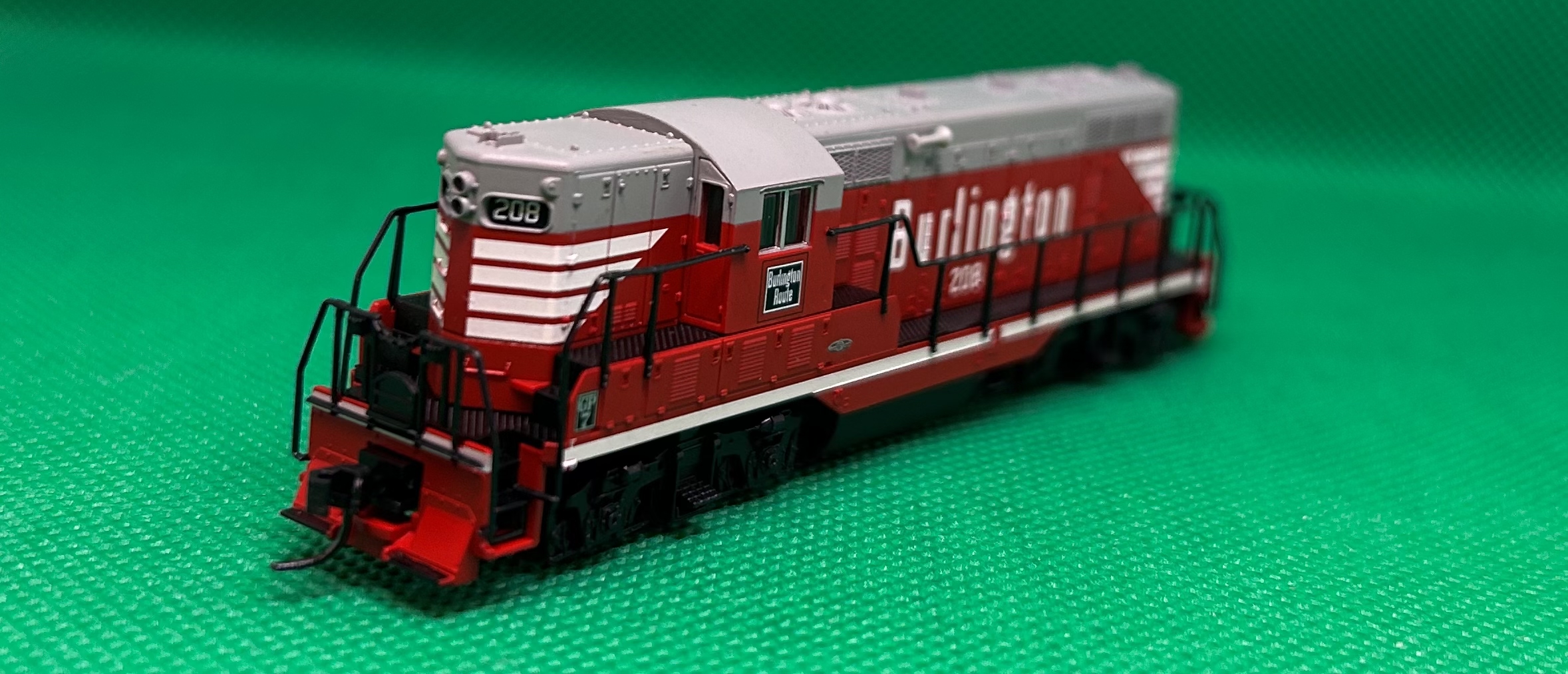 Atlas N' GP-7 Ph.1 Burlington #208 #2651 (NEW IN THE BOX FROM OLD INVENTORY)