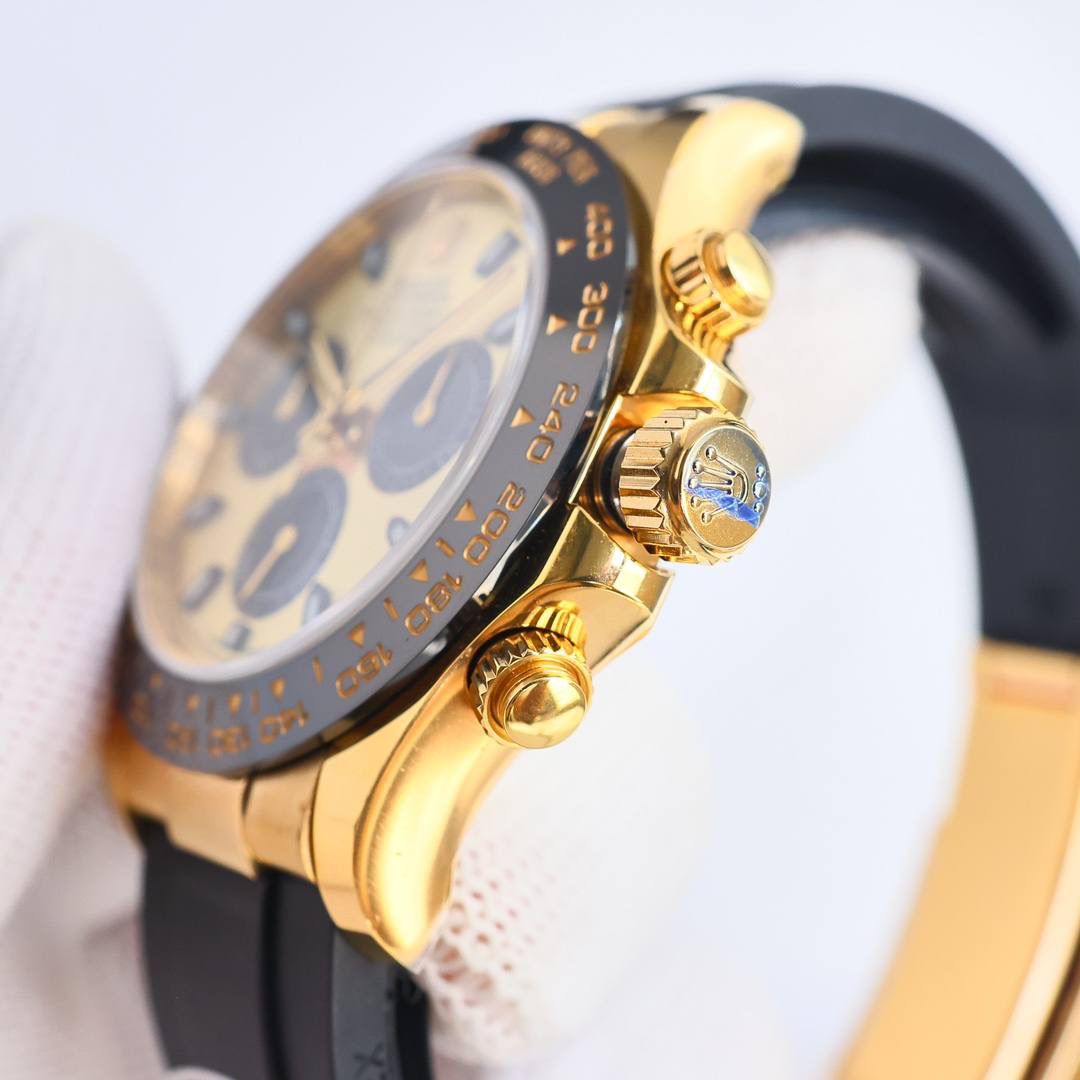 clean/C厂 震撼发布🌍 大特点: 1⃣️clean厂7750机芯厚度按2024年最新表为12.4mm，市场唯一版本7750厚度做到和正品一致。 2⃣️采用7750一体机芯，质量媲美4130机芯 3⃣️钢带表壳均采用德国进口904L精钢 ，无惧任何机构性检测 4⃣️表壳采用（原装2022）最新版加工，更新底盖抛光亮面尺寸和牙边的弧度。 5⃣️胶带表扣采用与原装一致的可折叠式扣，胶带款根据不同人群方便佩戴，均加配一副胶带 🎮 6⃣️表针采用Buff工厂再度升级，三枚小秒针和大秒针，均按照单支定做且实心针套，针帽呈现蘑菇圆头状。 7⃣️采用C陶瓷圈，再升级镀铂金膜字保持不变色，且更新字体粗细。 8⃣️刻度字钉每粒独立CNC雕刻而成，每粒手工打磨边缘。夜光采用瑞士夜光粉与正品无色差。最终效果是市场最接近原版发光视觉。 9⃣️玻璃突出的高度与2022版原装一致，区别与市场其他版本（平玻，一眼假）的效果！采用全通透蓝宝石，边缘小R边视觉。只有clean厂的丹东7750版本细节做工与大厂一致，与正品一致。大厂品质！