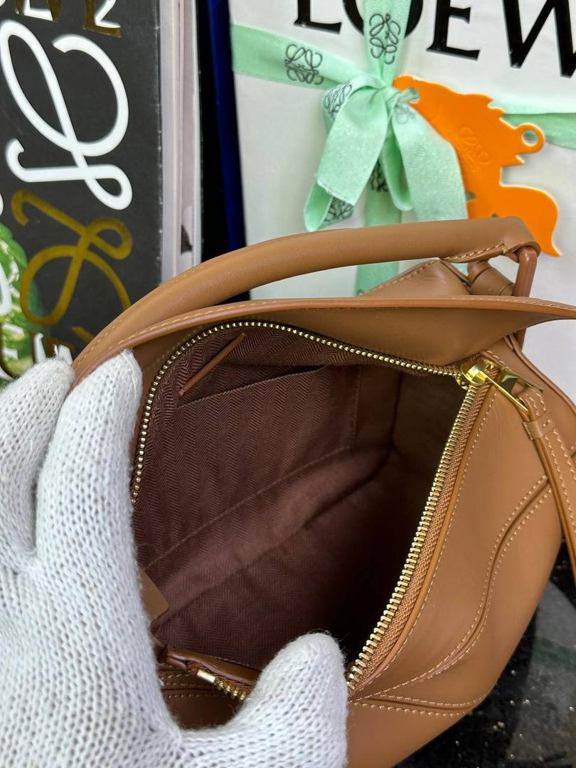 👉🏻小号𝙿𝚞𝚣𝚣𝚕𝚎 【宽肩带】 平纹/Anagram牛皮手袋👜 尺寸:𝟐𝟒-𝟏𝟔.𝟓-𝟏𝟎.𝟓𝐜𝐦 编码:65222585棕色【配全套礼盒】 秋冬最新爆款上线啦…⤴️ 从手袋的小牛皮革、缝线、背带的金属环扣，内里内衬细节.都换上了最新的饱和单色系，细腻质感，为手袋增添了不一样的视觉魅力🔅