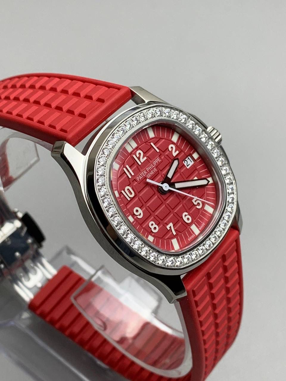 百达翡丽 5067A 手雷 石英女表 ——PPF继续购入原装PP--5067A腕表，独立拆解开模。完美还原PATEK PHILIPPE--5067A全系列石英腕表，带来全网最佳的复刻产品和极致体验。 【表带 扣】 1.采用与原装一致的天然复合橡胶（Tropical）材质，经久耐磨，可抵抗海水侵蚀和紫外线辐射。 2.完美克隆Aquanaut最新表扣，即使在非常细小的拐角处上也做有倒角润饰，确保还原正品般的舒适感。 【表壳】 1.腕表尺寸35.6X7.7mm 圆润的八角形表壳与原装一致，保持着复古的造型和精湛的打磨。 2.旋入式把头设计和实心底盖吻合与原版 3.表圈镶嵌46颗顶级施华洛世奇水晶（共计1克拉） 【机芯】 瑞士石英机芯改PPCal.E23-250芯。走时稳定，续航持久，性价比超高。