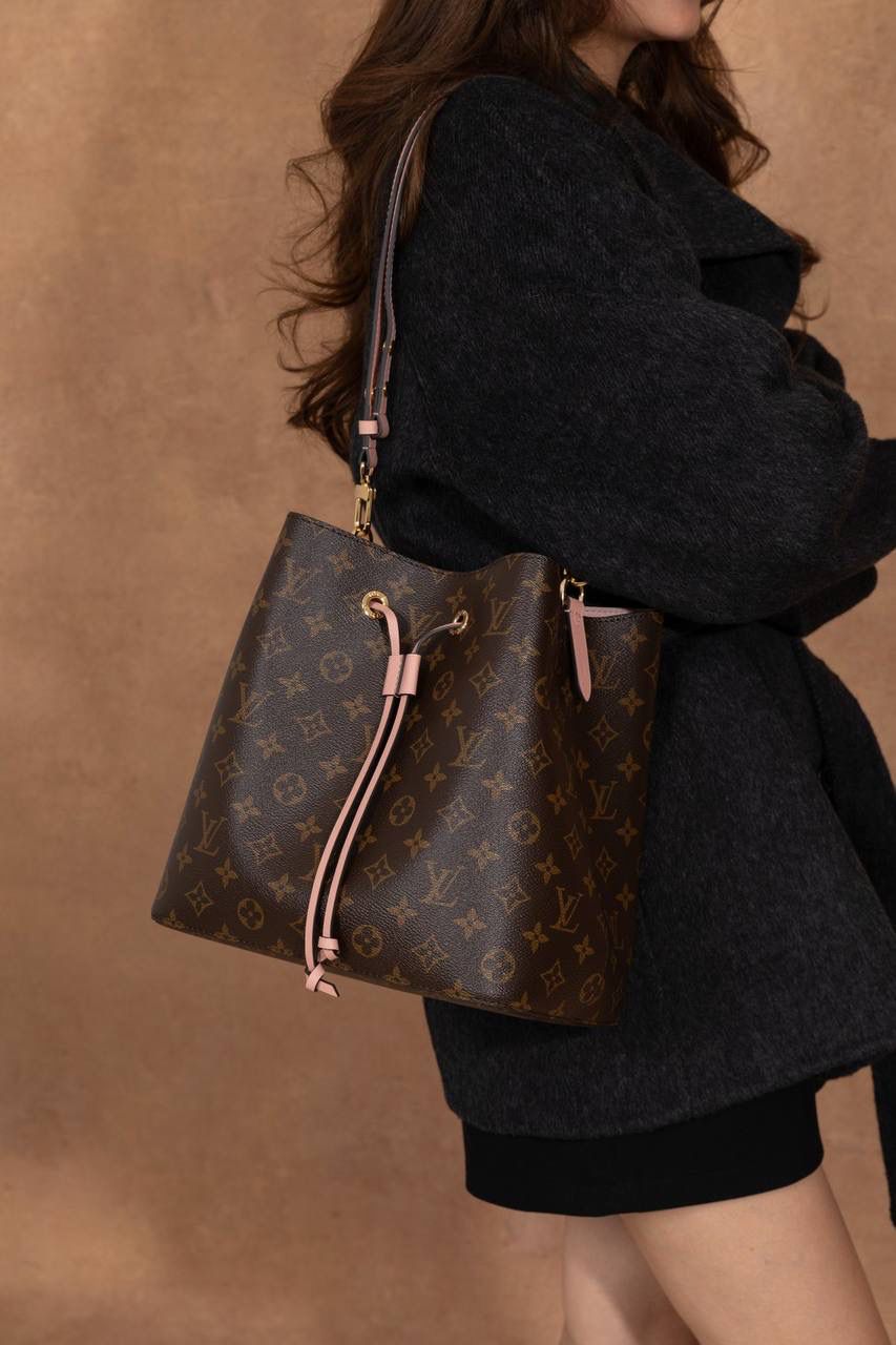 LV水桶包👜✨ 尺寸为 26×26×17.5cm，作为经典著作，它是入门款中备受追捧的单品。1932 年专为承运香槟而设计的酒袋，在当代潮流的洗礼下，化身为蕴含传承之美的水桶包，被尊为“经典之王”。