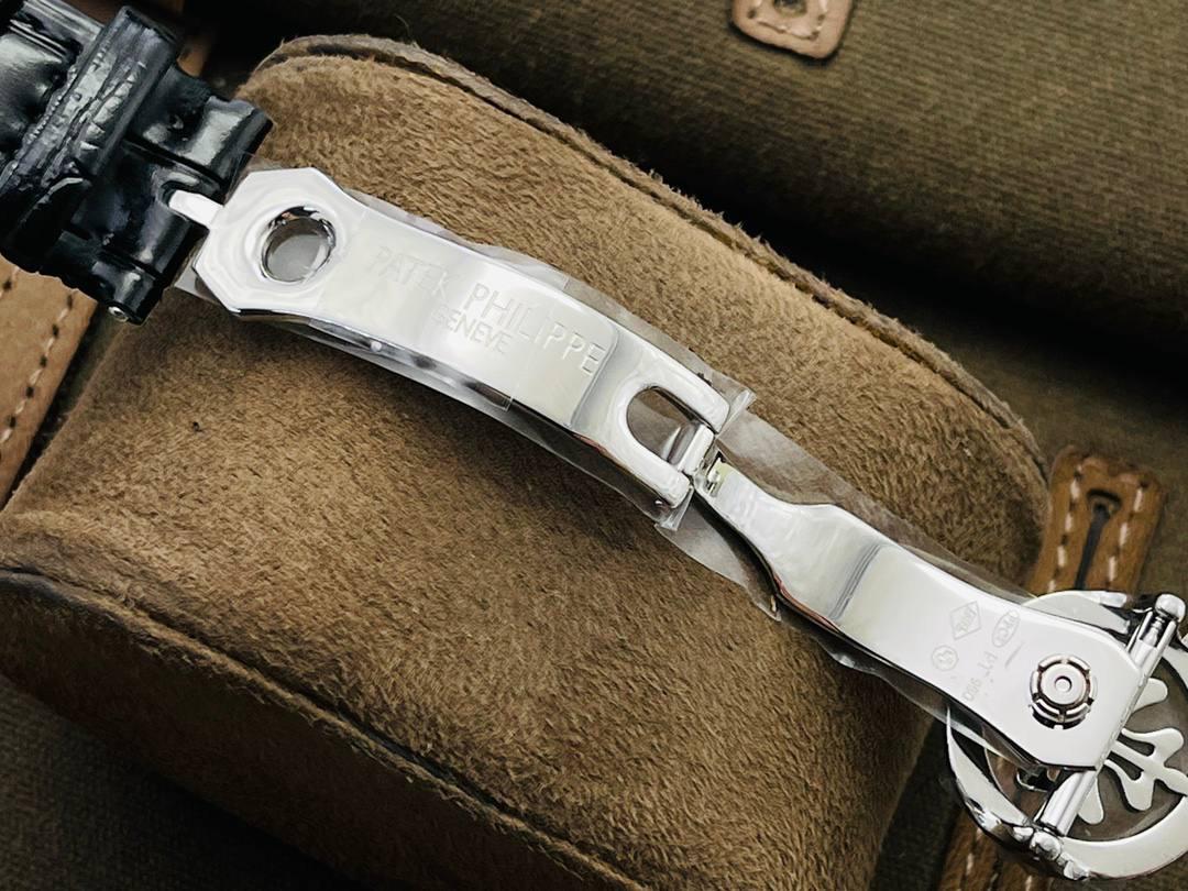 市场最高版本 百达.翡丽复杂功能计时5205G腕表！ 1⃣️历经两年不断对机芯进行改造与调试，一贯追求以原装工艺为目标！ 2⃣️直径38.5MM！ 3⃣️功能同原装一致，月相/星期/月份/日历！ 4⃣️字面为高难度双色渗透，非普通厂工艺！ 5⃣️蓝宝石玻璃镜面，表面镀多一层通透！ 6⃣️（技术突破)采用海鸥机芯改进为一体Cal.324S机芯！ 大小夹板均能做到完美倒角效果，并做镀铑加工。 7⃣️夹板采用瑞士进口宝石轴承点缀，色泽纯良，鲜艳自然。