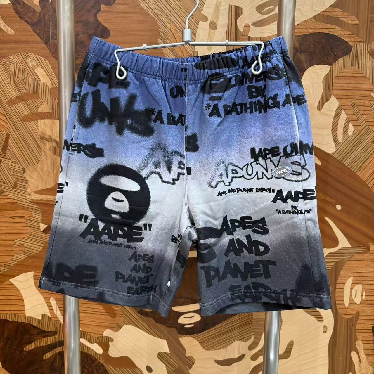 AAPE AAPEUNVS graffiti-print sweat shorts (D618)