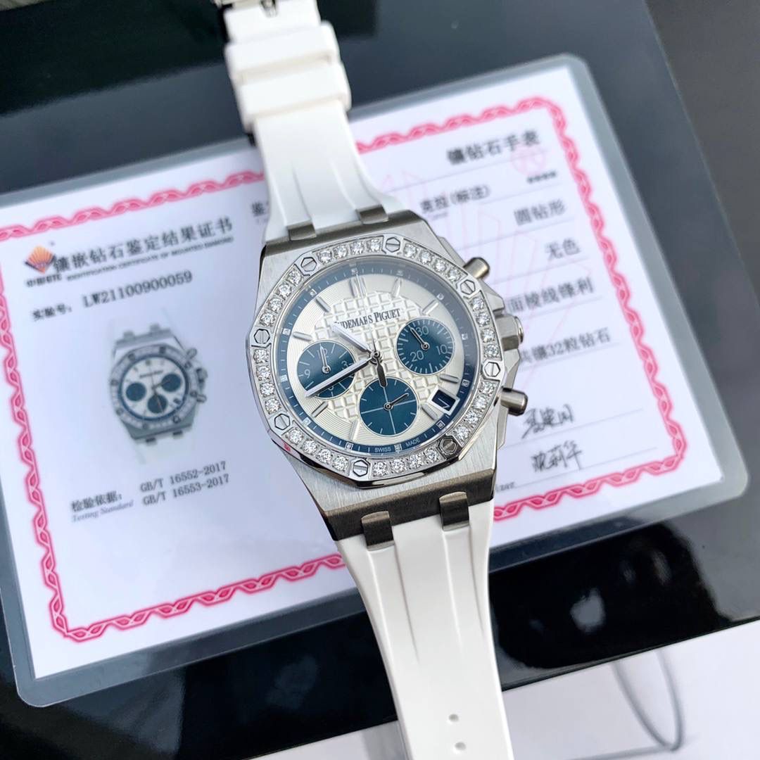 🚀最新皇家橡树离岸系列计时石英腕表，当下最热门的爱彼女式腕表之一！A.P-爱彼皇家橡树离岸型系列，表盘饰以Lady Tapisserie格纹装饰，呈现出更强的视觉冲击效果。表壳904精钢镶钻32颗2.0明亮式vvs级别切割美钻（约1.02克拉）带来非凡触感与视觉享受，据爱彼柜台sale介绍他们的钻石只用D色镶嵌，呈现璀璨光泽，这才是珠宝手表才有的态度 。腕表尺寸37毫米，迎合了现代对于大表径女表潮流的追求，打造出女性更为英气的一面，熠熠生辉 质感十足，表带采用白色液态硅胶经欧盟认证环保材质制成脏了可用清水冲洗干净或湿纸巾擦净即可。六针计时进口石英机芯 走时精准零误差。蓝宝石防刮玻璃读时更加清晰明了。八角形表壳设计风格彰显独特，活力十足。女款中的最佳经典。
