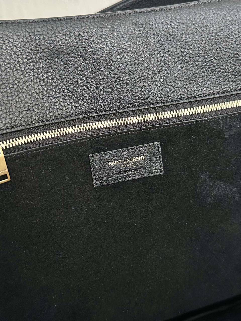 ys1 bea 鹿皮hobo tote🖤 又有漂亮又实用的大托特咯 hobo系列的延伸款 多了两个"翅膀"，哈哈，可曲可伸两种形态， 花一份钱等到了两个包，薅羊毛了哈哈哈 放14寸电脑💻no problem👌🏻 他们家的大包真的可以给人力量和自信感 这只用的居然是鹿皮，不是普通牛皮 整只包赢就赢在了皮料上 务必注意区分！ 50×28×18cm763435m