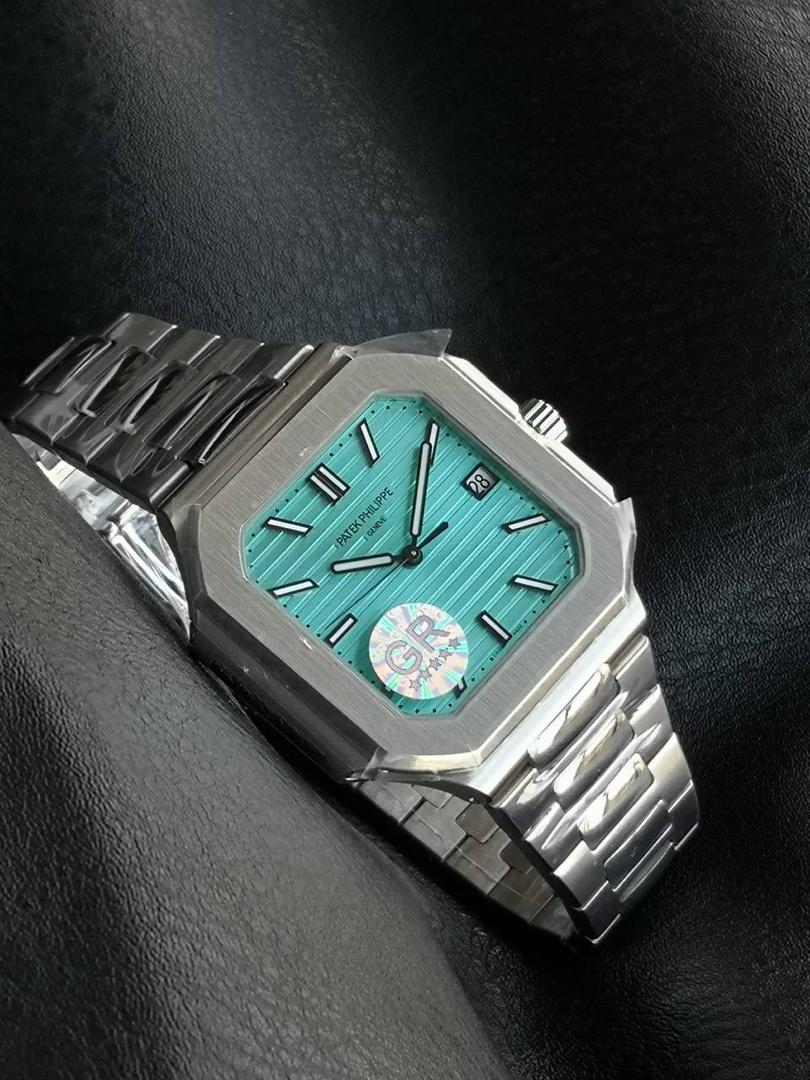 百达翡丽 方形 新系列CUBITUS 5821腕表 亮点特色：1️⃣机芯:搭载定制9015改Cal.26-330 SC一体机，调时不停秒，调时不停秒，摆轮位置均与正品一致，自动上链机芯。2️⃣钢带:316L定制级人体工程学表带，新扣款式。3️⃣表壳:尺寸45毫米厚度仅8.3mm，为表壳对角线长度(即10点位至4点位),因为表壳近似于方形，上下边的宽度会小于这一数值，所以视觉效果并不是很大。 搭配上，5821属于运动风格腕表，日常搭配正装和休闲风格也可以。