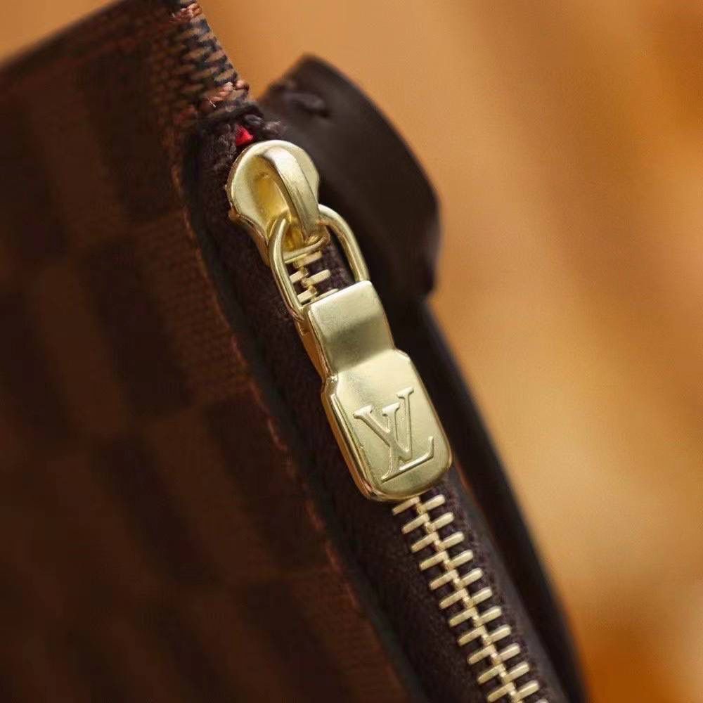 LV Neverfull 中号 👜✨ 传奇款回货啦 💯 容量大但不显笨，挺括又柔软～ 侧边系带一拉一放，造型随你变 ✨ 肩背或手提都好看，日常出门超实用 💕 Damier Azur 白棋盘帆布 📏 32 × 29 × 17 cm