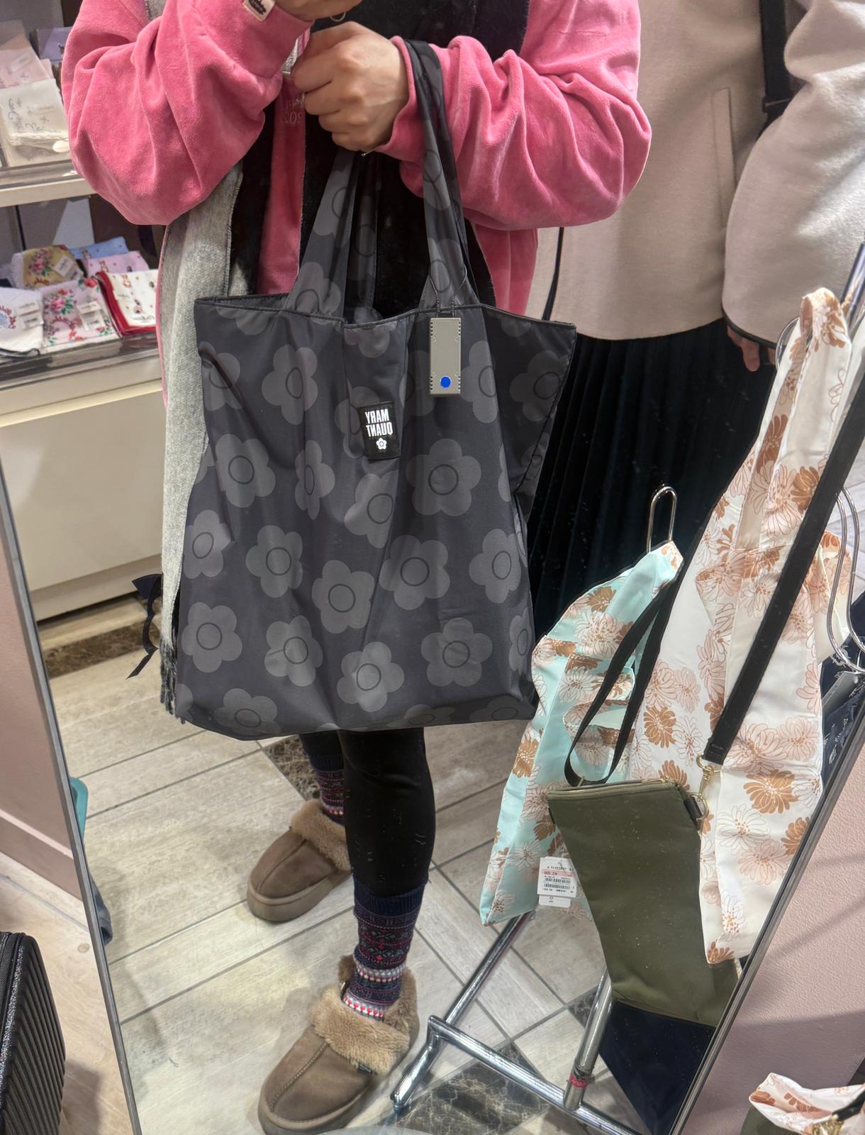 Mary quant 呢個近環保袋幾好！ 大的有拉鍊仲可以上到膊！ Tote bag Should bag (裝到a3 仲可以摺埋