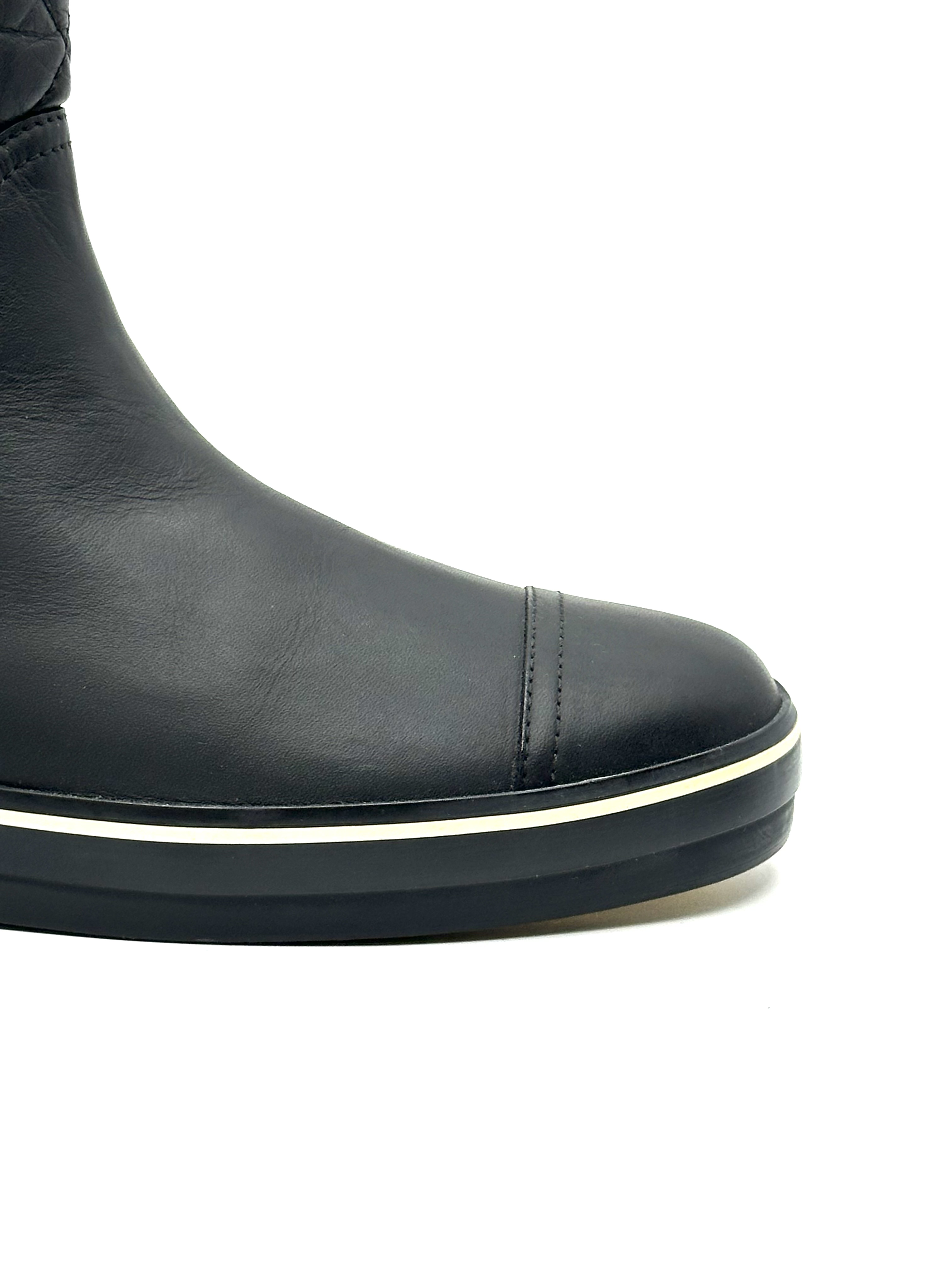 Pre-owned Chanel black quilted leather mid-calf boots / Product Code: 26040406