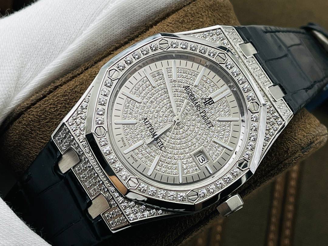 市场V4最高版本 爱.彼皇家橡树15400满天星系列腕表！ 1⃣️搭载进口9015机芯机械改装Cal.3120机芯，走时精准！ 2⃣️直径41MM！厚度9.8MM！ 3⃣️全表采用高亮度钻镶嵌，技艺精湛，不掉钻！ 4⃣️采用圈口可拆卸结构，市场大部分版本圈口不能拆卸！ 5⃣️316L全钢精磨工艺，质感更好！ 6⃣️全钻表盘，搭载高端指针！