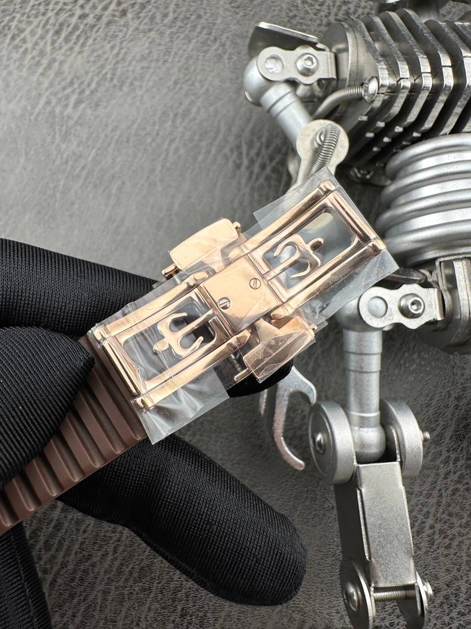 百达翡丽Aquanaut系列😎 【表壳】40.8MM表径，不锈钢材质，圆润的八角壳型恰到好处，表壳左侧的鲨鱼鳍型设计，是可以前后快调中央镂空时针的按钮，这枚指针可以用来指示第二时区时间。 【表盘】黑色浮雕表盘，金属立体字块，覆荧光涂层时标。3、9点钟分别显示”HOME”与”LOCAL”的方形昼夜视窗，蓝白二色各自代表晚上与白天，6点钟位置是指针式的日期盘。 【机芯】成功实现百达翡丽5164A-001内载的324 SC FUS自动上链机芯功能，大三针基础机芯上搭载两地时间模组。 配有休闲气息的Tropical表带，正是为年轻世代所准备的奢华运动表。