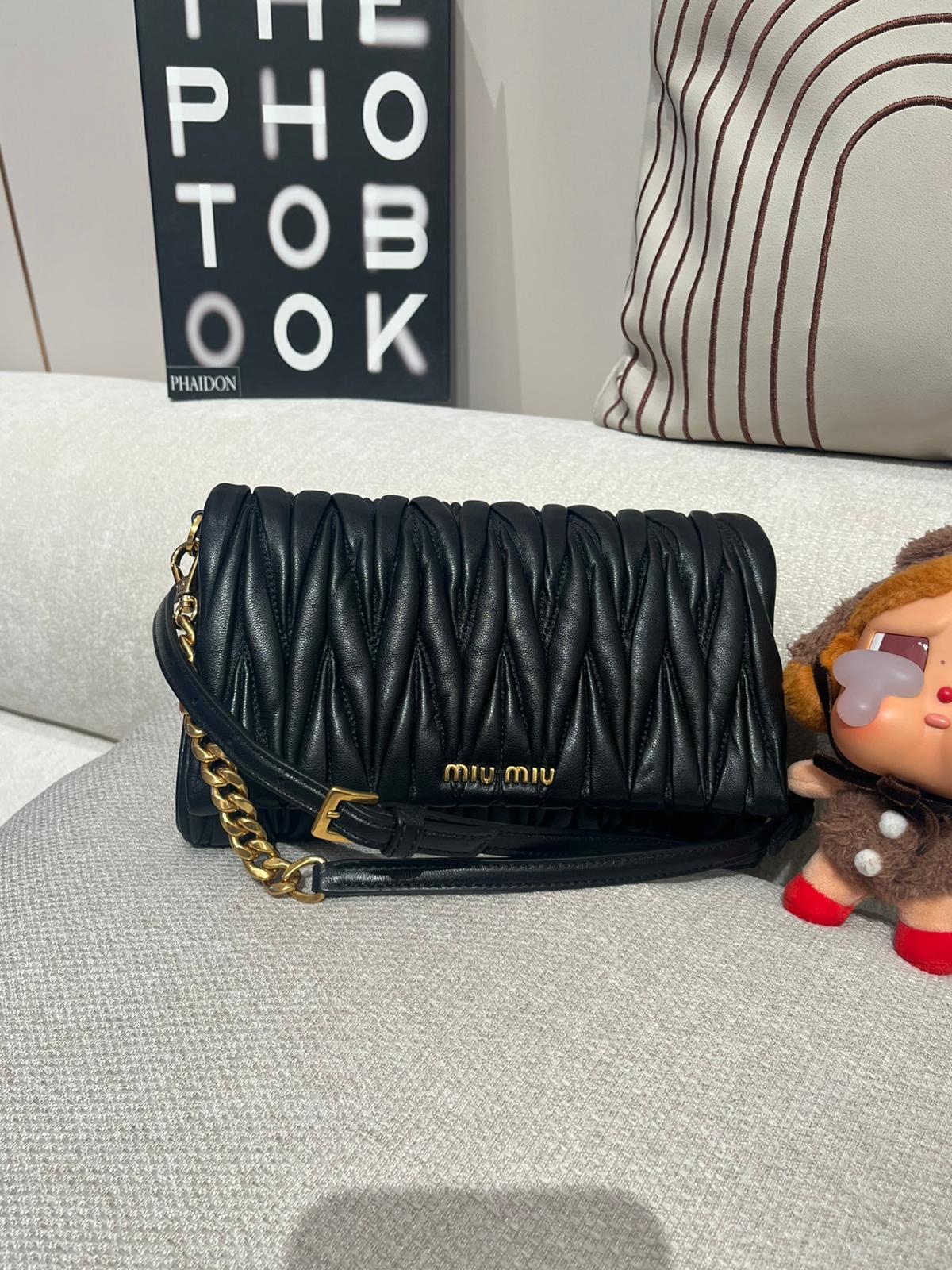 MIU MIU SHOULDER BAG 黑金斜孭袋 ,100%Authentic,98%new✅box 