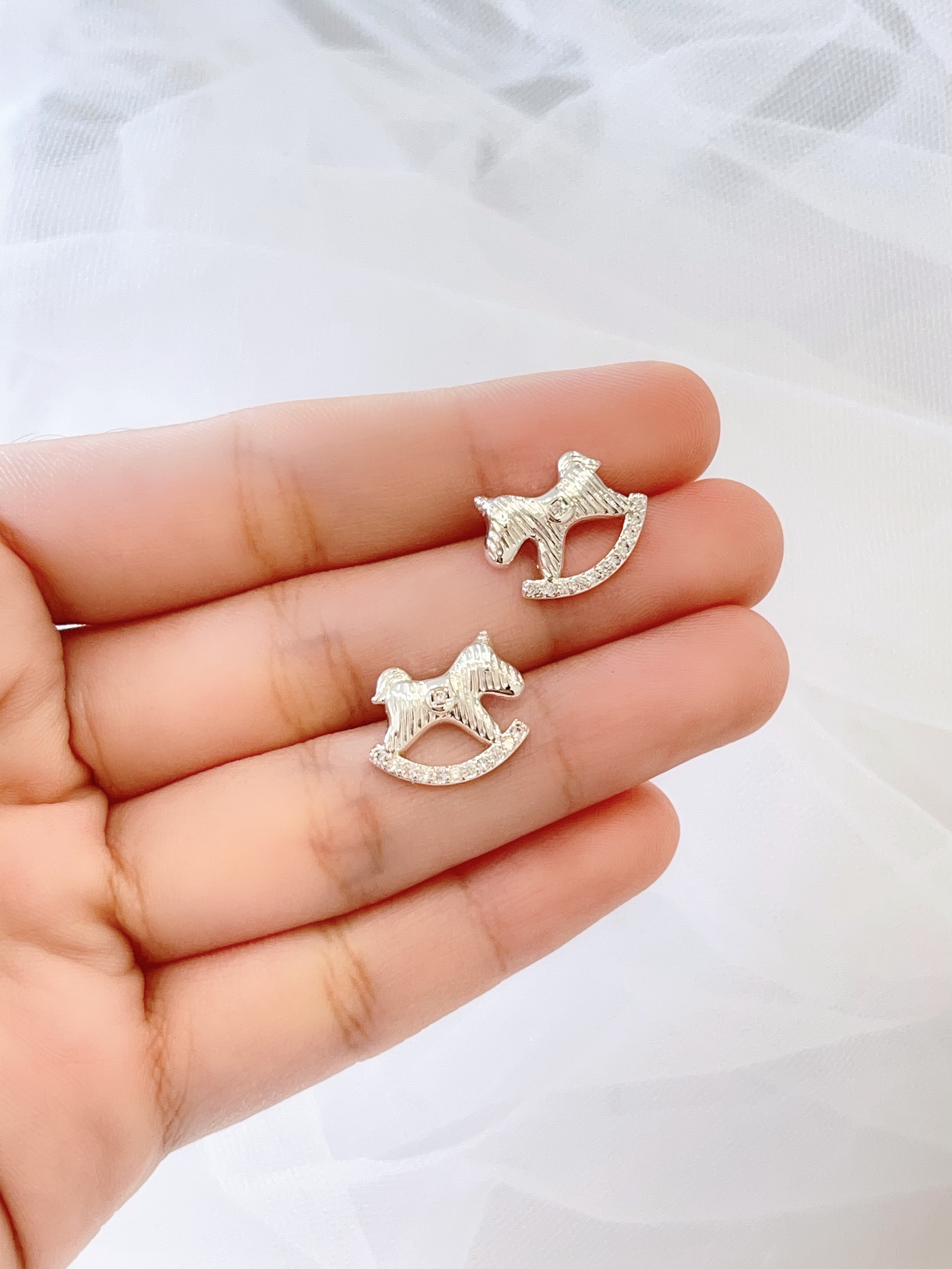 精致镶钻小木马耳环