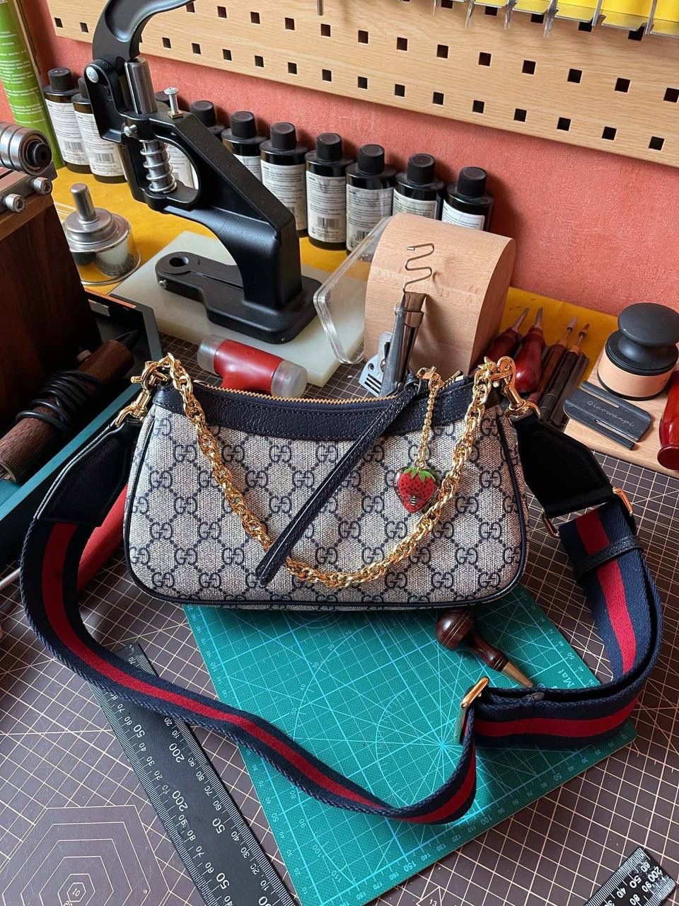 🔘gg ophidia系列小号手袋 草莓圣诞款（天花板级别） 无论你是怎么样的妹纸，想必都有一短小小的时光，总是想被草莓的东西包围着吧！ 今年圣诞款是甜蜜的风格，草莓的色调已经疯狂流行起来了。正厂意大利marbella pellami进口皮，佛罗伦萨顶级的制皮工艺，行业标杆业界翘楚领头四大门派，拿手的猪皮纹有各式各样的软度，所以有些时候真的要好好对皮跟颜色，好皮不是天天有，配上同等做工，打造唯美的气质，优秀得很勒。🤩🎀 尺寸：25x15x6cm 🔍款号：735132