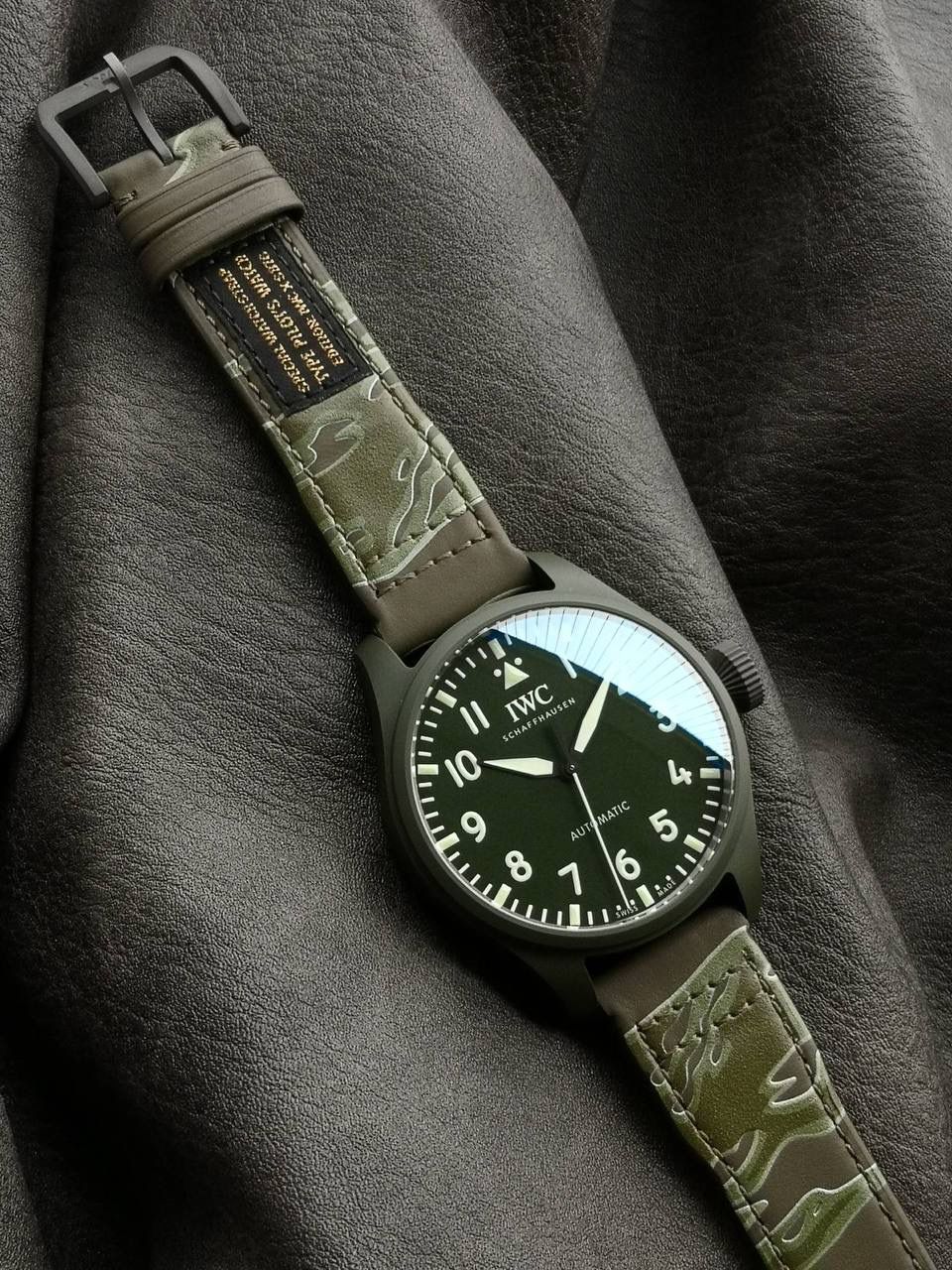 表壳、底盖、表扣首次采用磁化钛材质，高温处理后呈深灰色，区别于普通钛金属银灰色，更坚硬、防刮、不过敏。 表带由大厂制作，氟胶搭配森林绿进口帆布缝线；另赠可快拆联名皮带，整体搭配质感高级。 机芯采用日本西铁城8N24，稳定精准、耐用，厚度与万国82机芯一致。 首批试制50枚，现已可内部品鉴，量产同步加紧生产中。