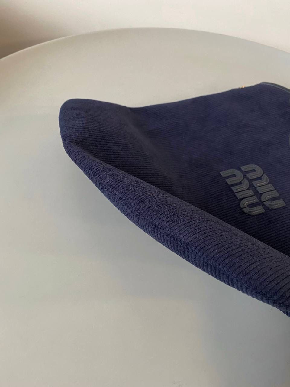 🈶海军蓝 𝗠𝗶𝘂𝗠𝗶𝘂 托特，大爆款 火爆全网miu系灯芯绒来啦！ 软绵绵质感，秋冬季的断货王！！ 它的质地厚实结实却又柔软舒适 是时尚界中不可或缺的百搭单品了 超大容量更不用多说，挺阔感满分 整体非常慵懒惬意，真的做到好看 好背 好用 35×40cm #F0110m