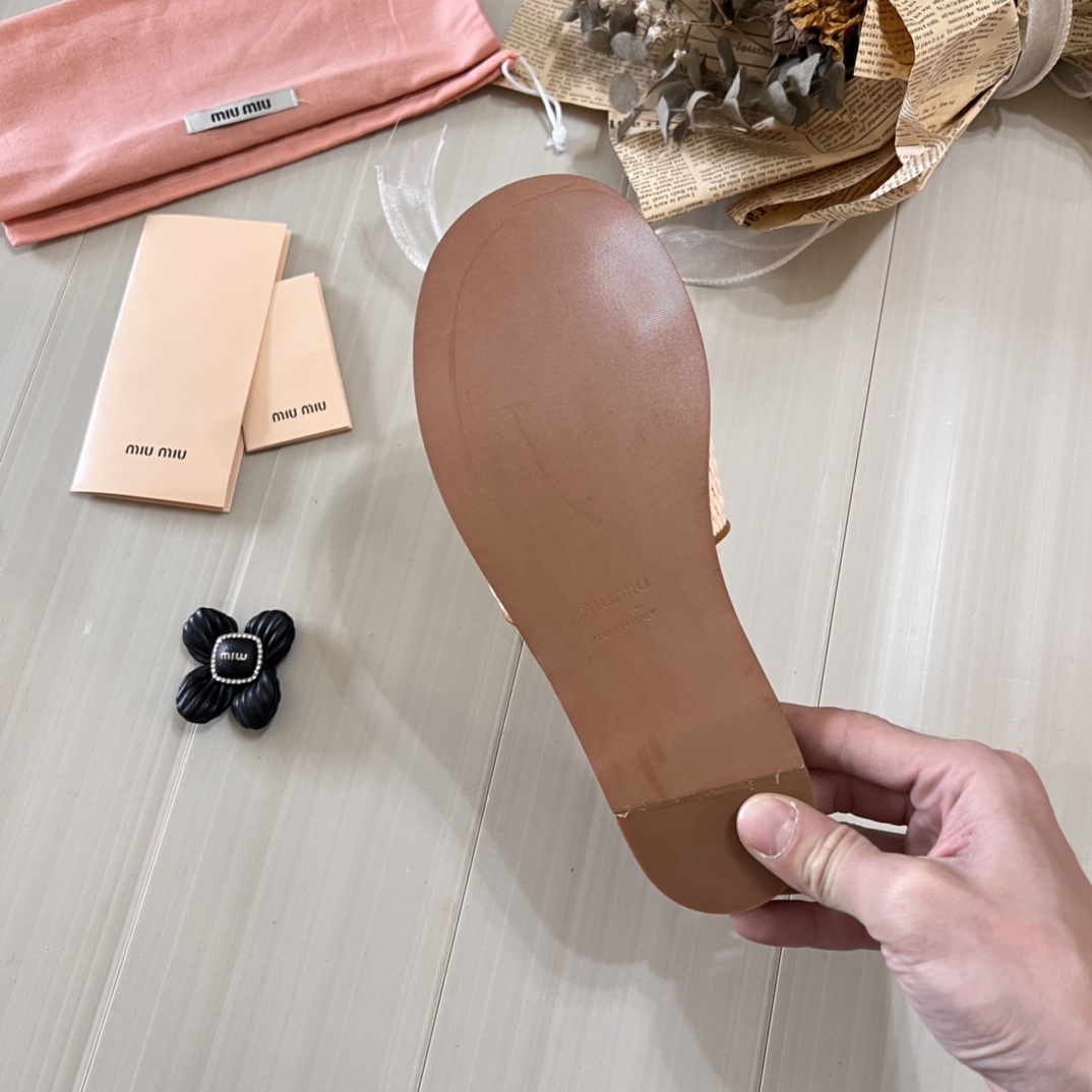 $295對。2包選擇​🎀 Miu Miu 2026 初夏限定：編織平底拖鞋