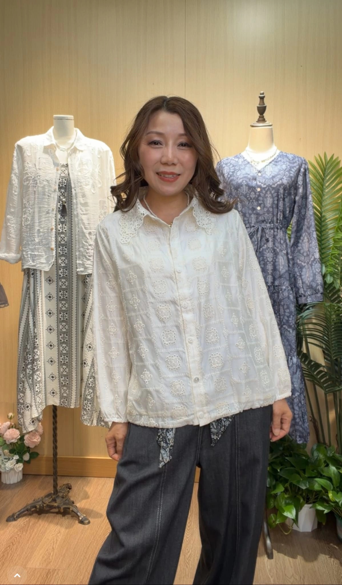 A16蕾絲刺綉上衣(42~43寸胸/22.5寸長)