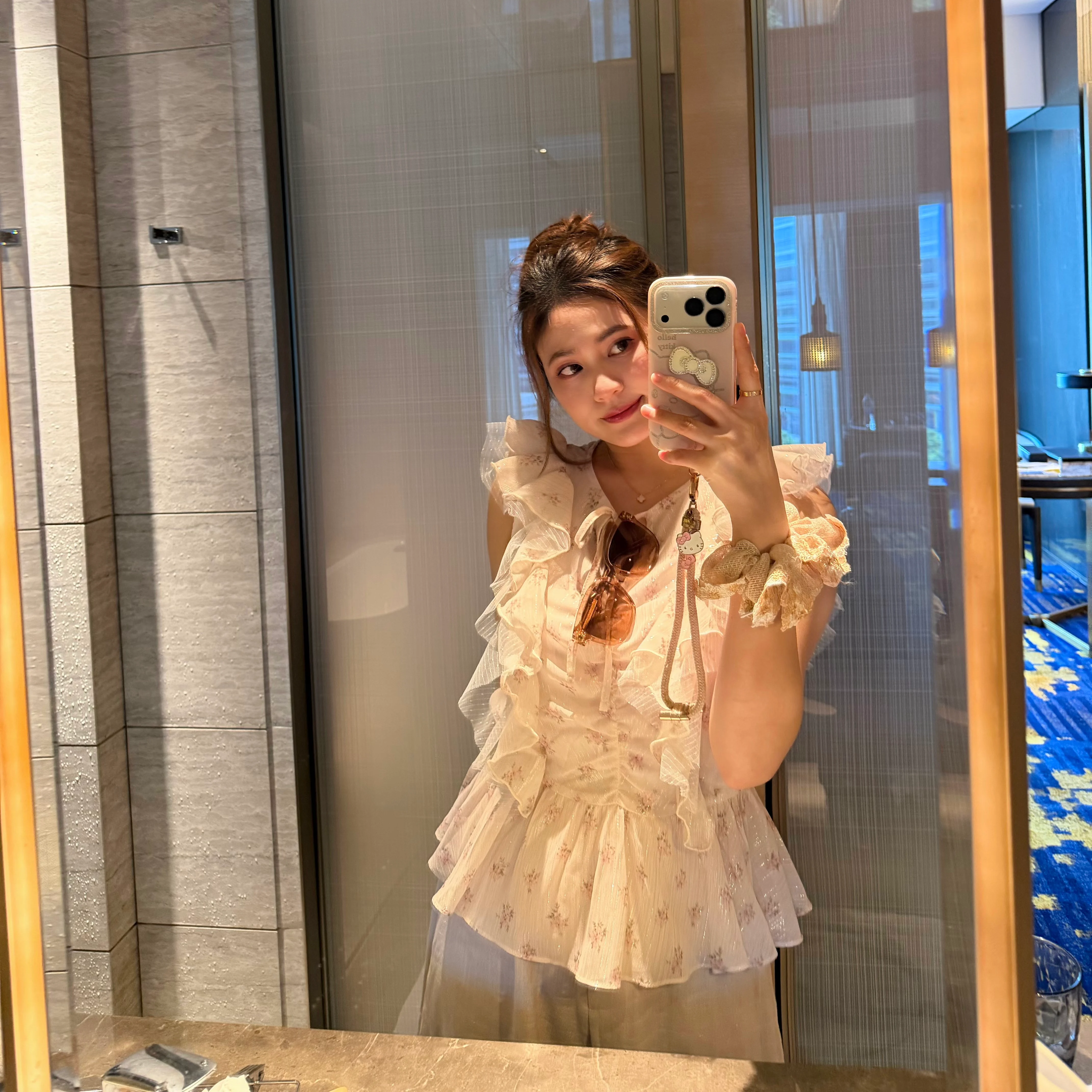 #HANNAexclusive# Whispering Petal Sleeve Blouse