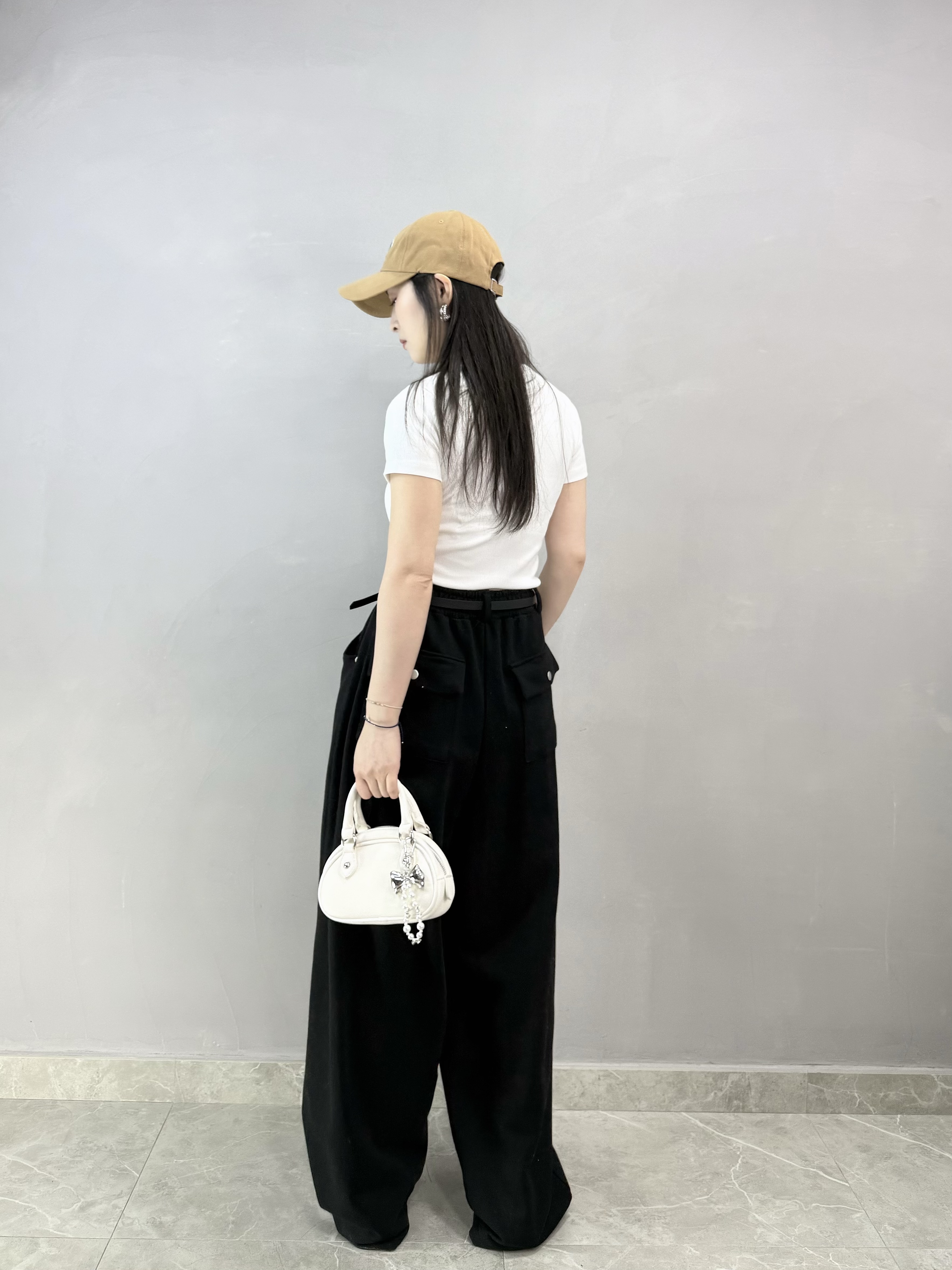 I83 細英文字暗紋Tee