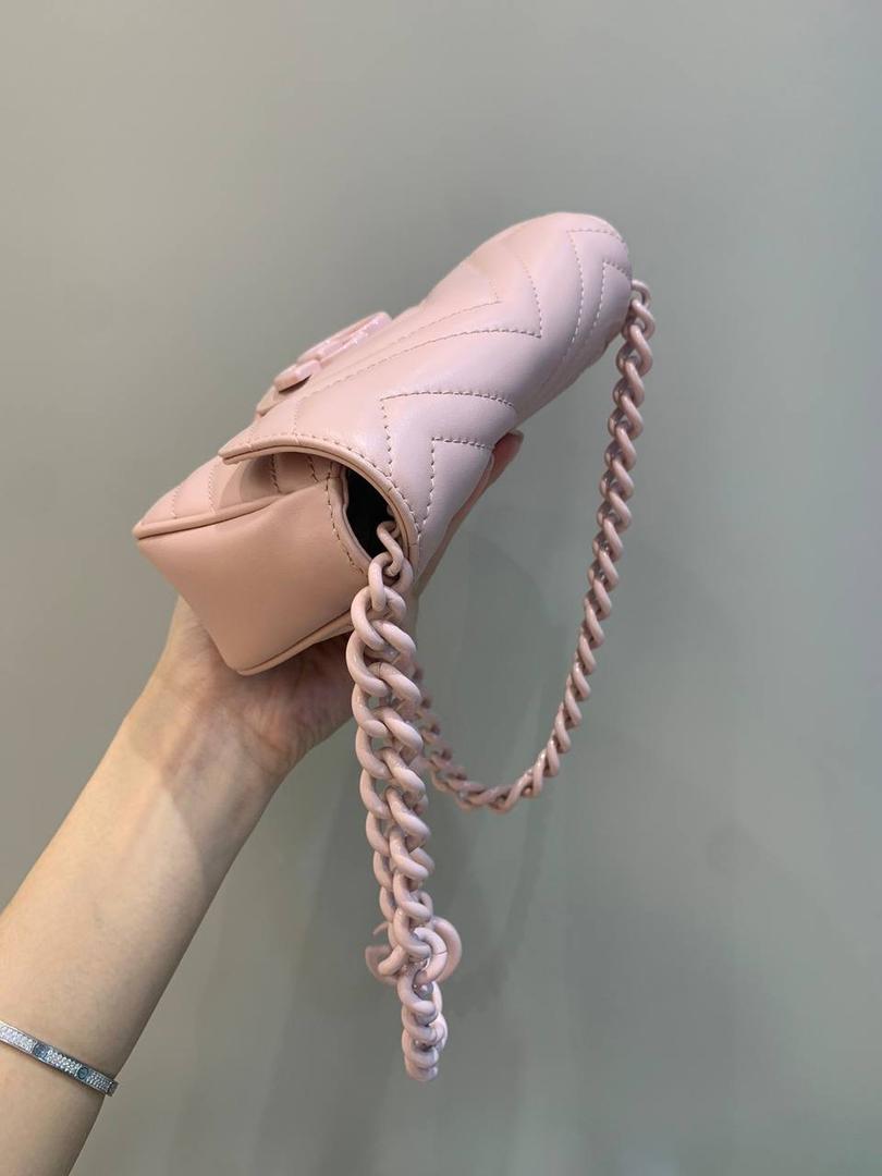 新背景实拍正品级 。马卡龙颜色：粉色❤️‍🩹 这个颜色最受欢迎，目前咨询预售的人数也是最多的，奶奶的粉色，真的是很难抗拒，实物比我拍的图片好看100倍‼️粉色我希望你们每一个人都买，不比经典款差的，颜色五金都是略深一筹，放心入，我自己已经自留了粉色！ 型号699757；尺寸16.5/10/4.5cm