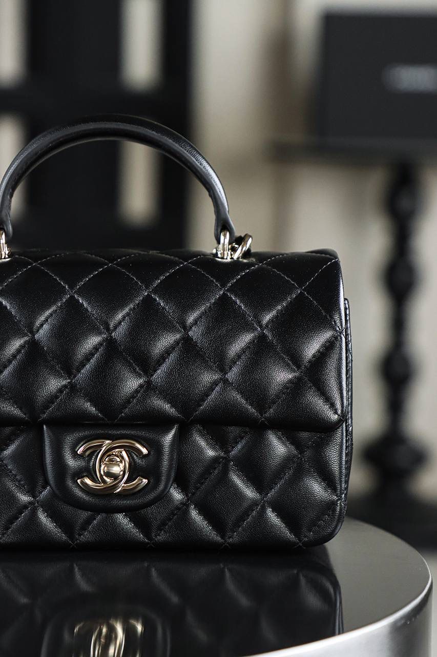 CF Mini手提包鑒定版 👜 一包一碼 支持全球鑒定查驗身份證原廠專G GR原廠皮料過關清單資料可査詢 經典的翻蓋加上獨特的提手，既保留了CF經典韻味，又增添了一份俏皮！ 而且單肩、斜挎、手提三種背法隨意切換，它都能輕鬆成為焦點！ 五金：全銅淺金扣 皮料：GR原廠小羊皮 尺寸：12*20*6cm