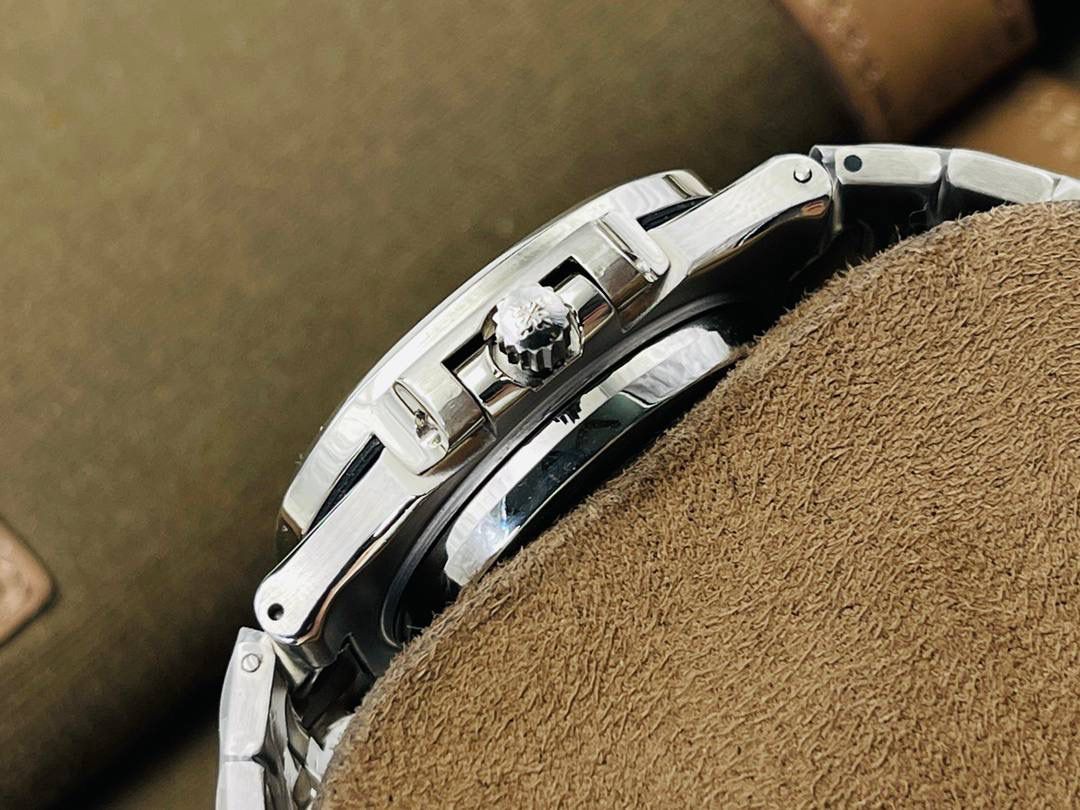 V3升级版 【市场最高品质版本】百达.翡丽Patekphilippe运动系列（鹦鹉螺）5724（霸道总裁）升级版珍珠陀！ 1⃣️所有功能同正品（10字位动能显示，7字位日历和月相 4字位小秒针），和原装一样的带水平压纹图案，带荧光刻度 ！ 2⃣️直径40毫米，904L精钢镀金，蓝宝石玻璃镜面。 3⃣️5722和5724款的外钻为施华洛世奇钻，通透闪亮，气质非凡。在目前技术范畴内尽可能接近原装，此款腕表可以让您驾驭所有场合！ 匠心之作 欢迎您的品鉴！（现在买就送定制版一支商务用笔，让您的品味十足，气派十足，从容面对任何挑战）