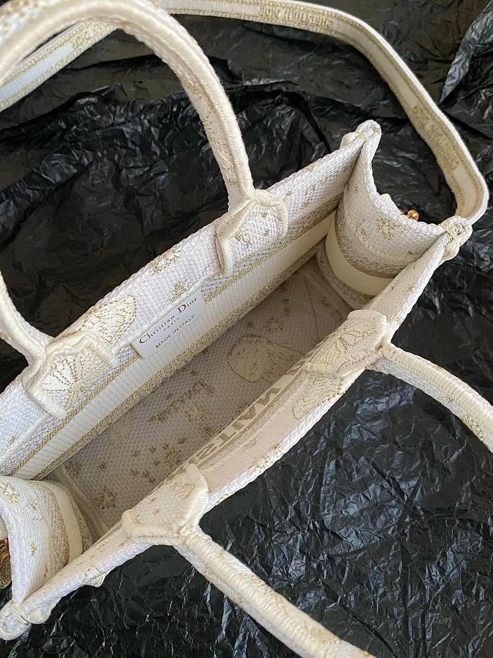 🈶金色蝴蝶迷你 𝗖𝗗 𝗕𝗼𝗼𝗸 𝗧𝗼𝘁𝗲 24圣诞限定🎄 圣诞季这一波𝗗𝗜𝗢𝗥真的稳赢 浪漫的蝴蝶刺绣 象征着自由和转变 高级的配色 精致的造型与细节设计，无不透露出一种温柔而魔法般的美感🪄💕 呜呜真的太好看了，姐妹们必冲！ 21.5×13×7.5cm