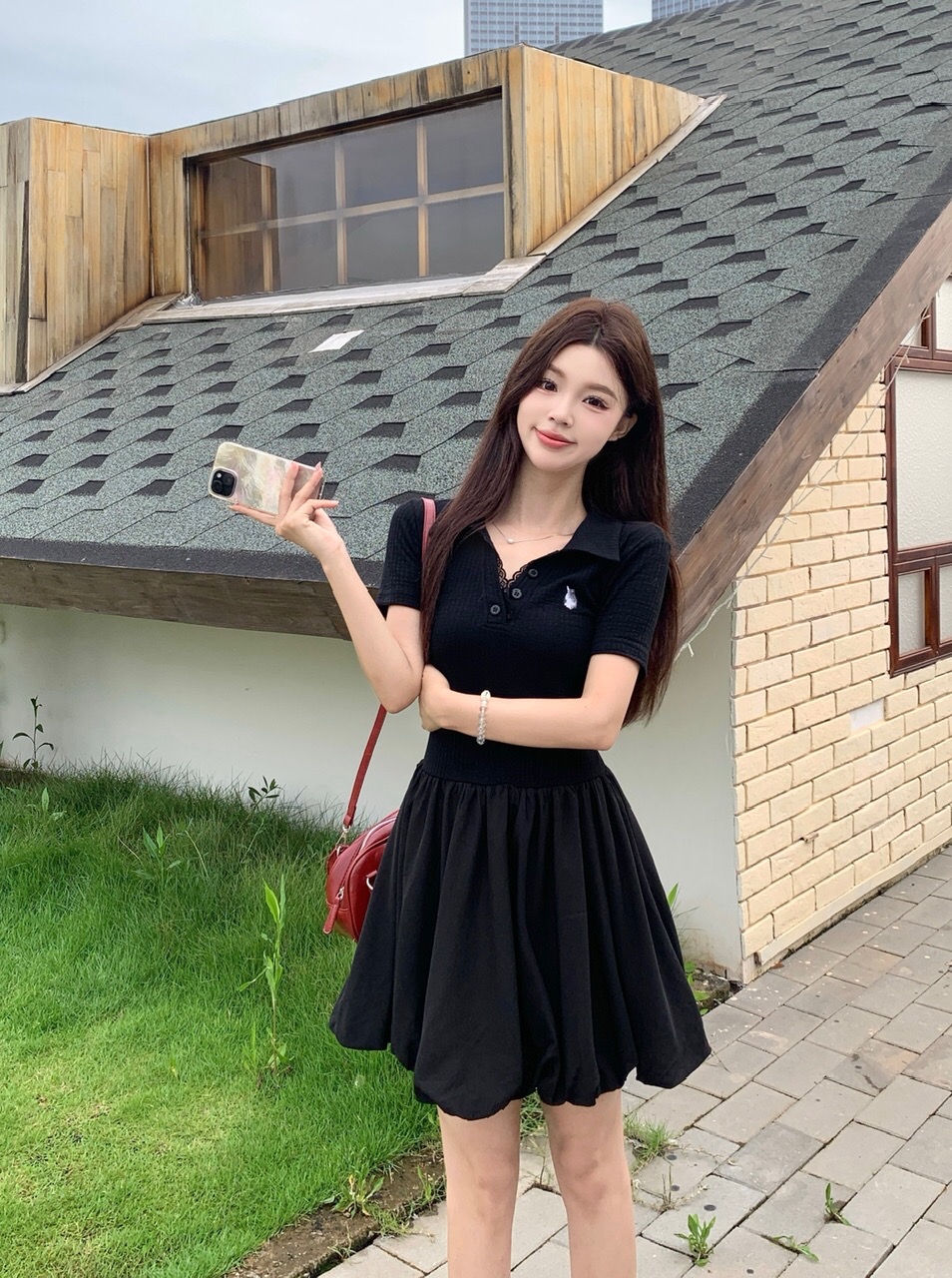 B110(6933) 韩系甜美风蕾丝花边翻领小兔子刺绣拼下摆花苞边黑连身裙