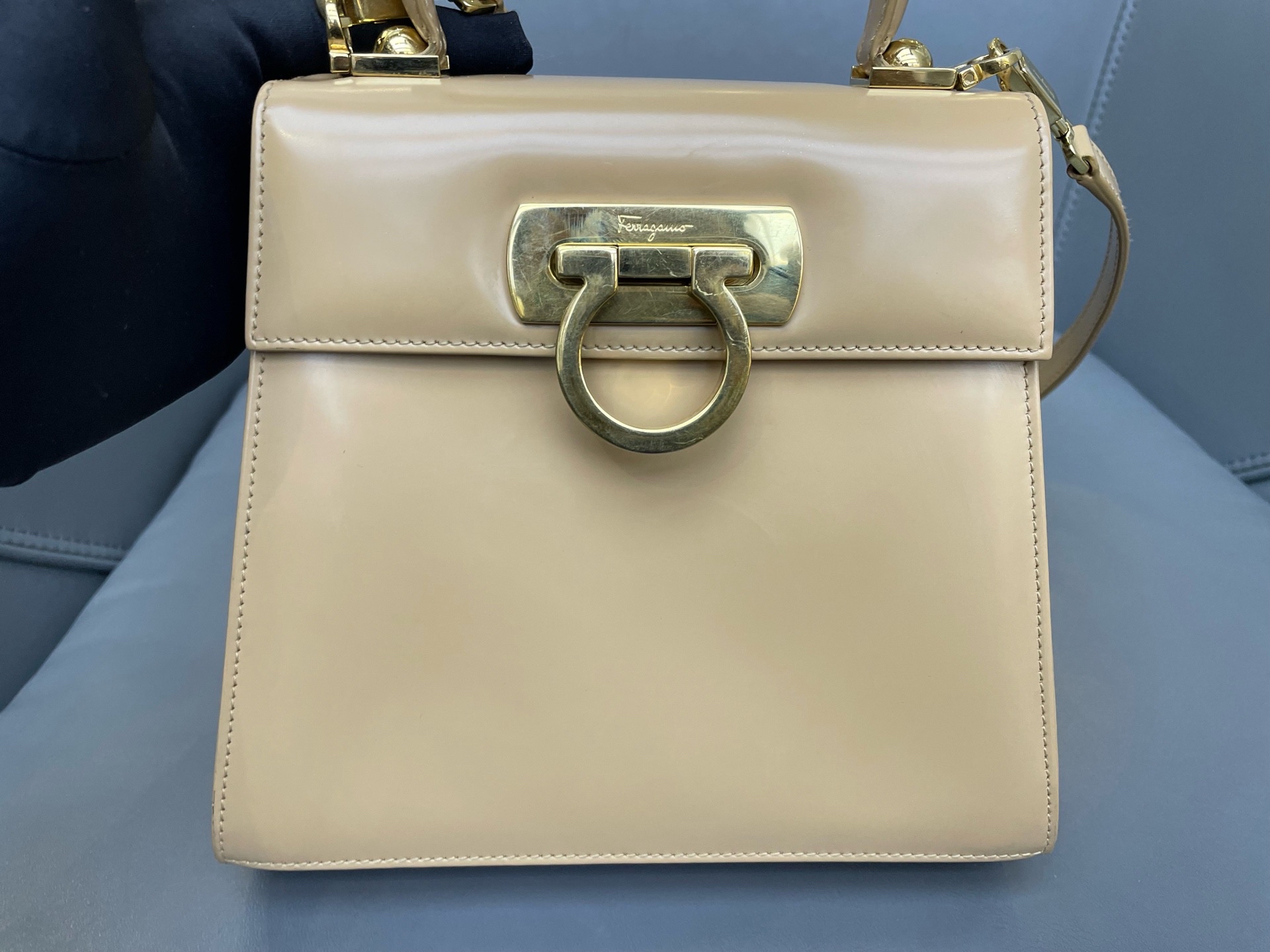 【預訂貨品】Ferragamo現代款奶茶色mini tote
