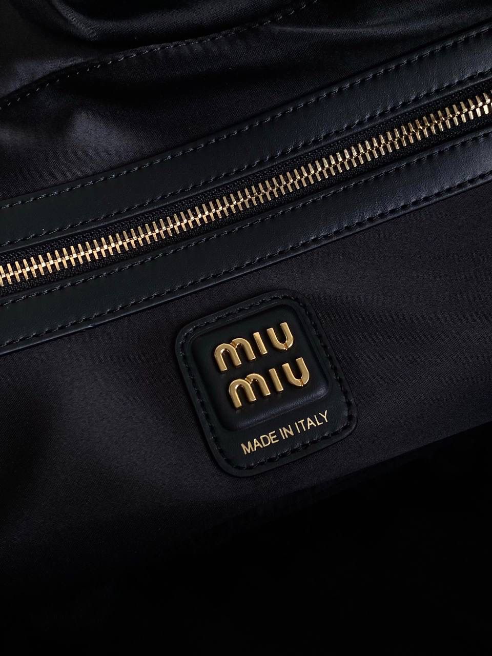 🈶黑色| 无肩带款 𝗠𝗶𝘂𝗠𝗶𝘂爆款公文包 嗯！最新版的第三代最时尚、 虽没有肩带但变长后的手柄反而更优秀了，有种松弛的时髦感 看似一样，实际尺寸上有轻微小改 但差异不大，整体比老款要厚一点点 依然能装 自重轻，长柄能肩背不要太香 近两年miu水涨船高，爆款制造机 出什么火什么，杀疯了已经，都去冲 一整个甜酷少女感路线，赢麻了！！ 23×34×12cm #F0020m