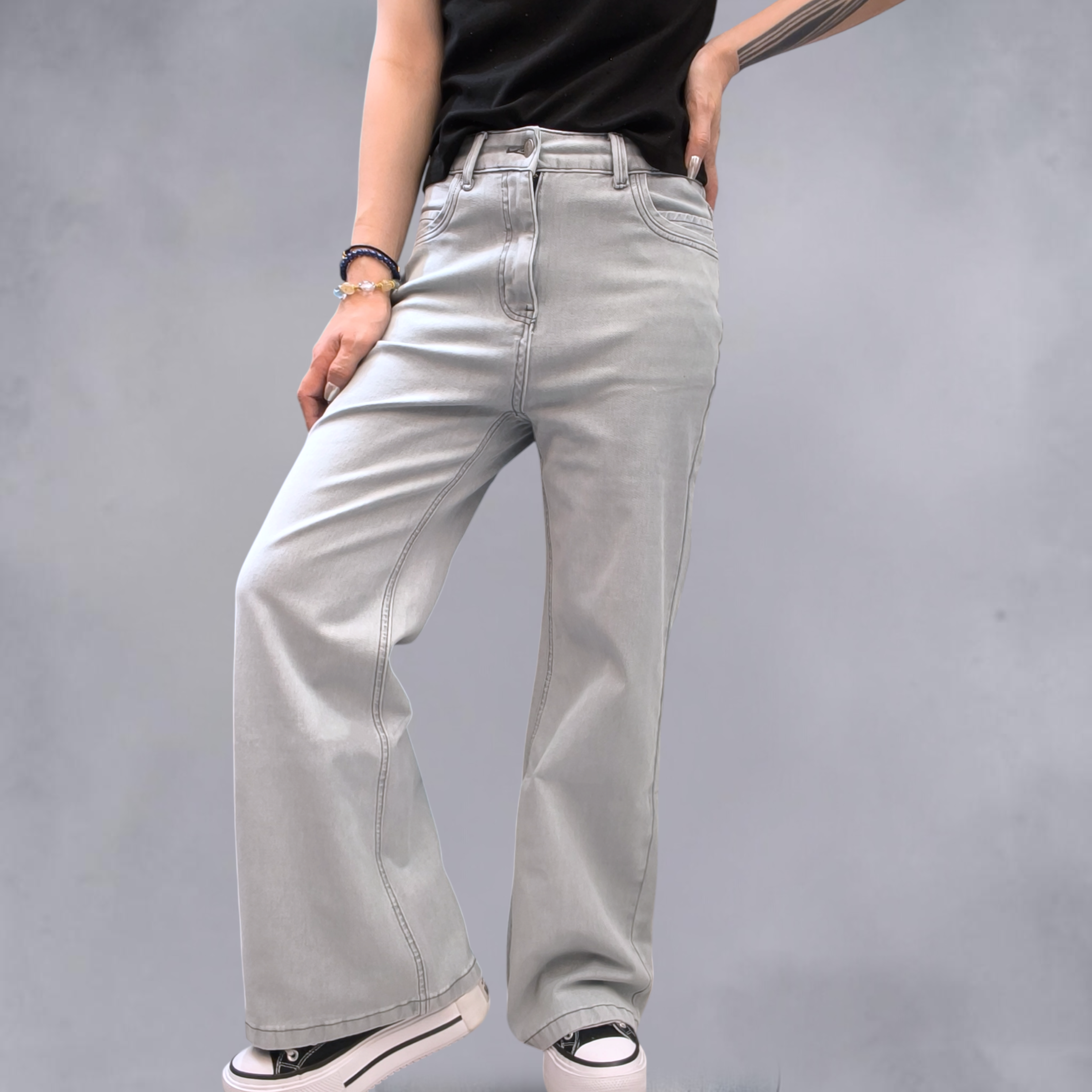 灰白色微喇叭牛仔褲